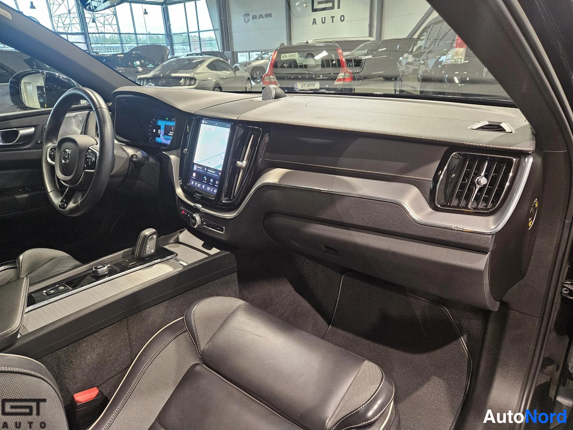 Musta Volvo XC60 2022, ohjaamo, kuva 8