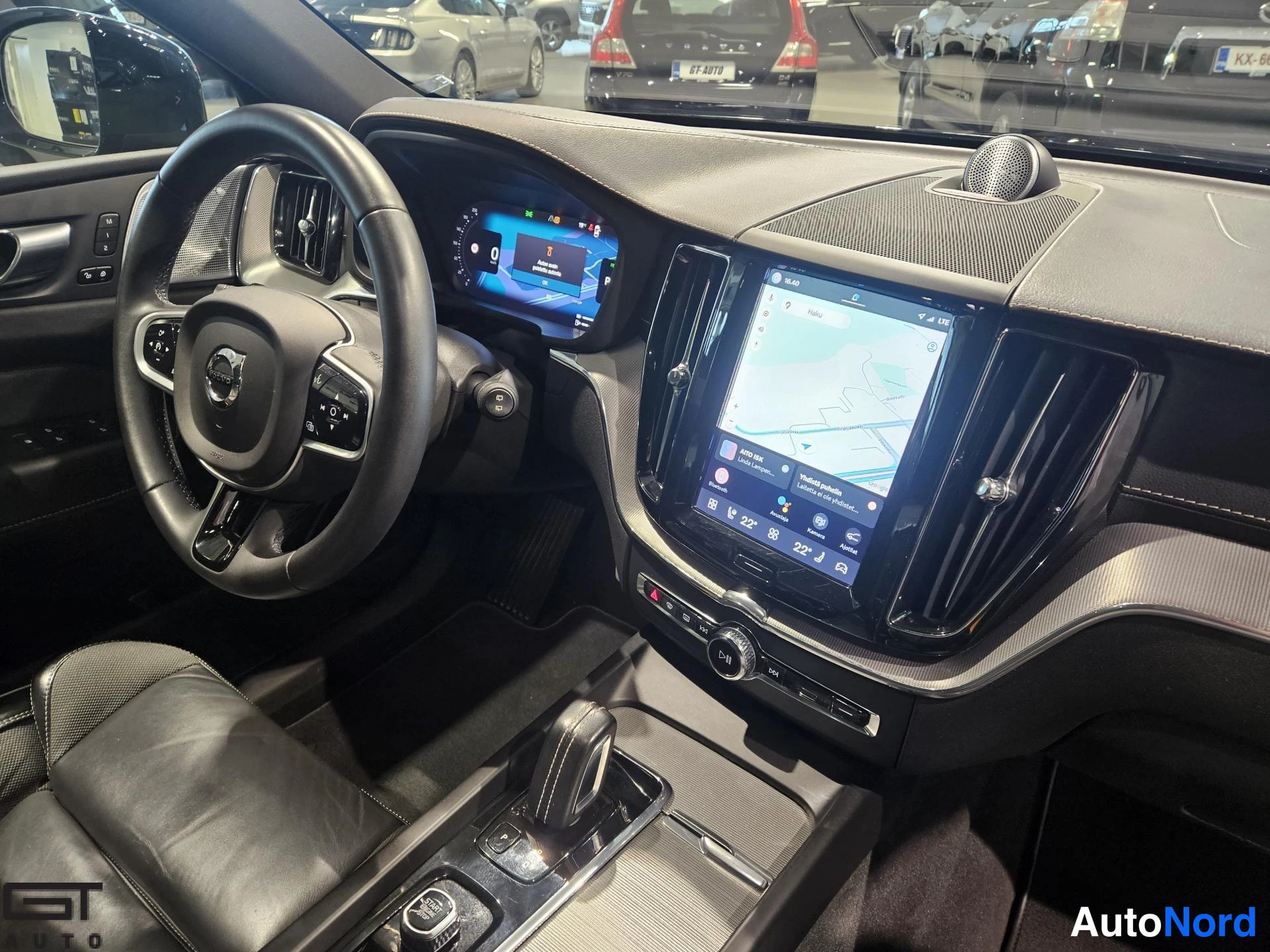 Musta Volvo XC60 2022, ohjaamo, kuva 9