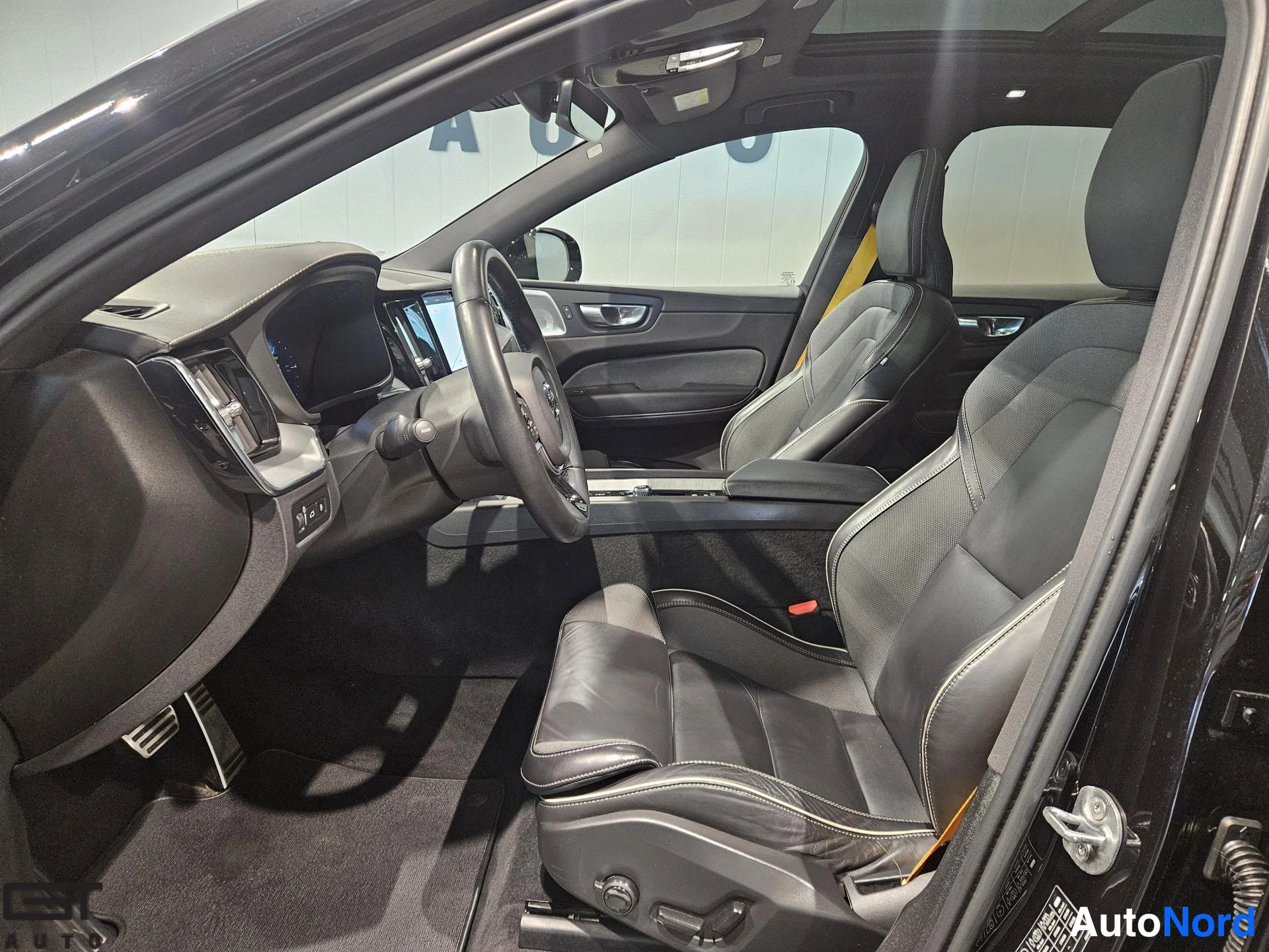 Musta Volvo XC60 2022, etuistuimet, kuva 13
