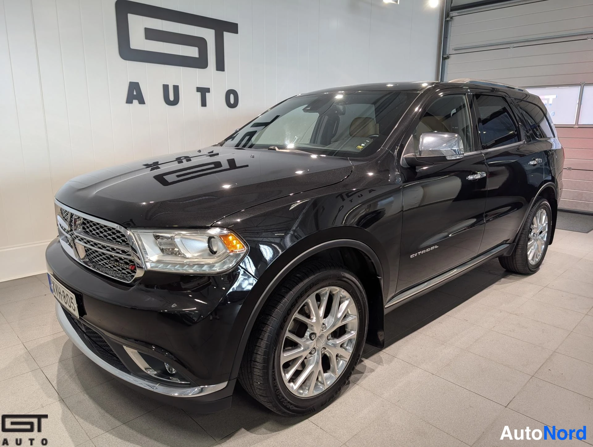 Musta Dodge Durango 2014, etuviisto, keula vasemmalle, kuva 2