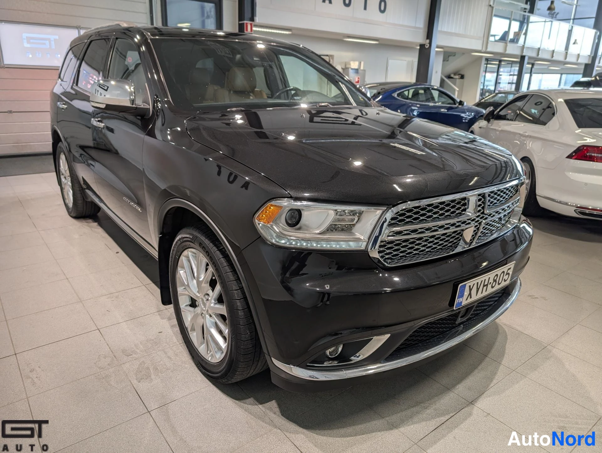 Musta Dodge Durango 2014, etuviisto, keula oikealle, kuva 3