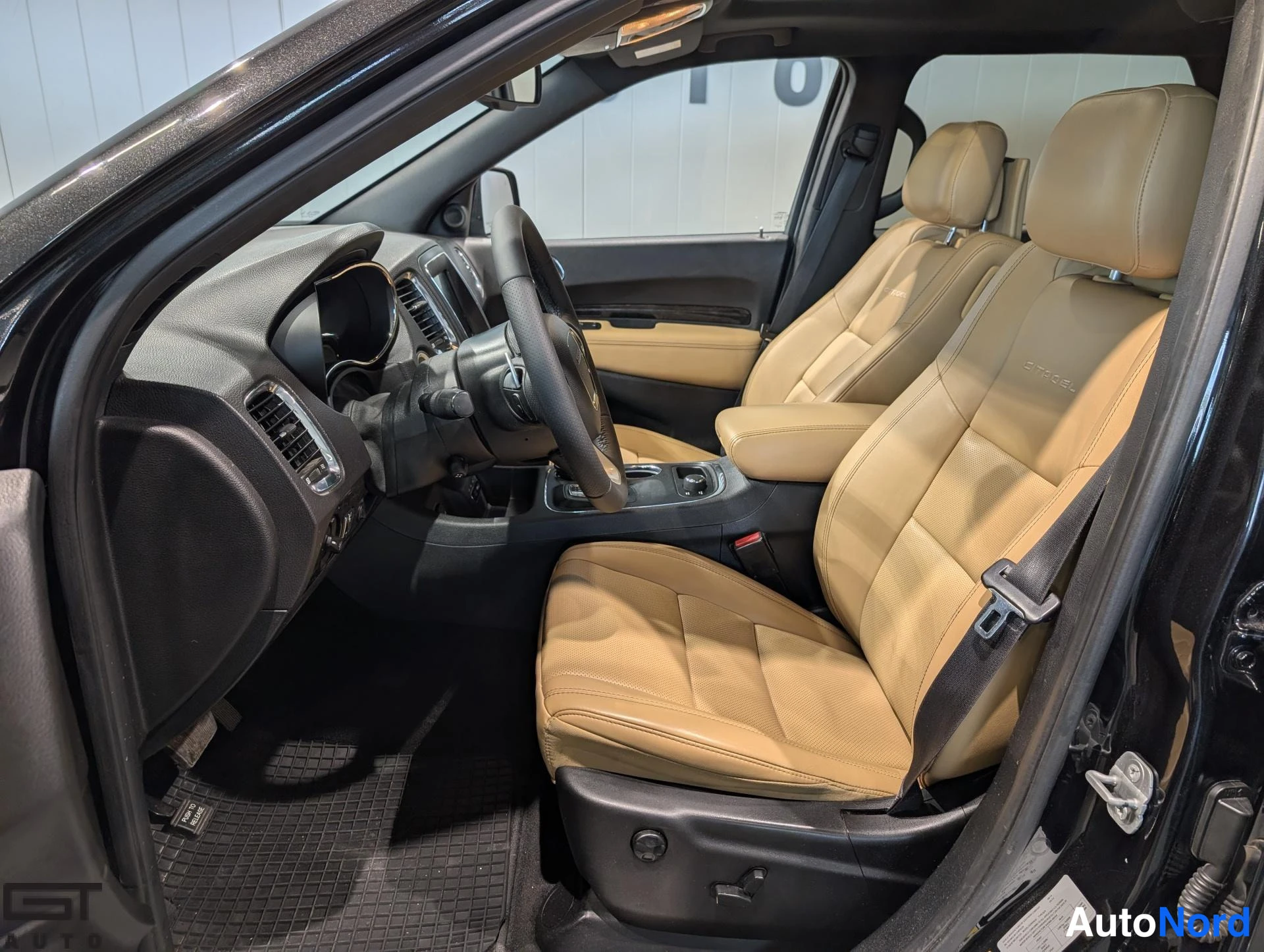 Musta Dodge Durango 2014, etuistuimet, kuva 11