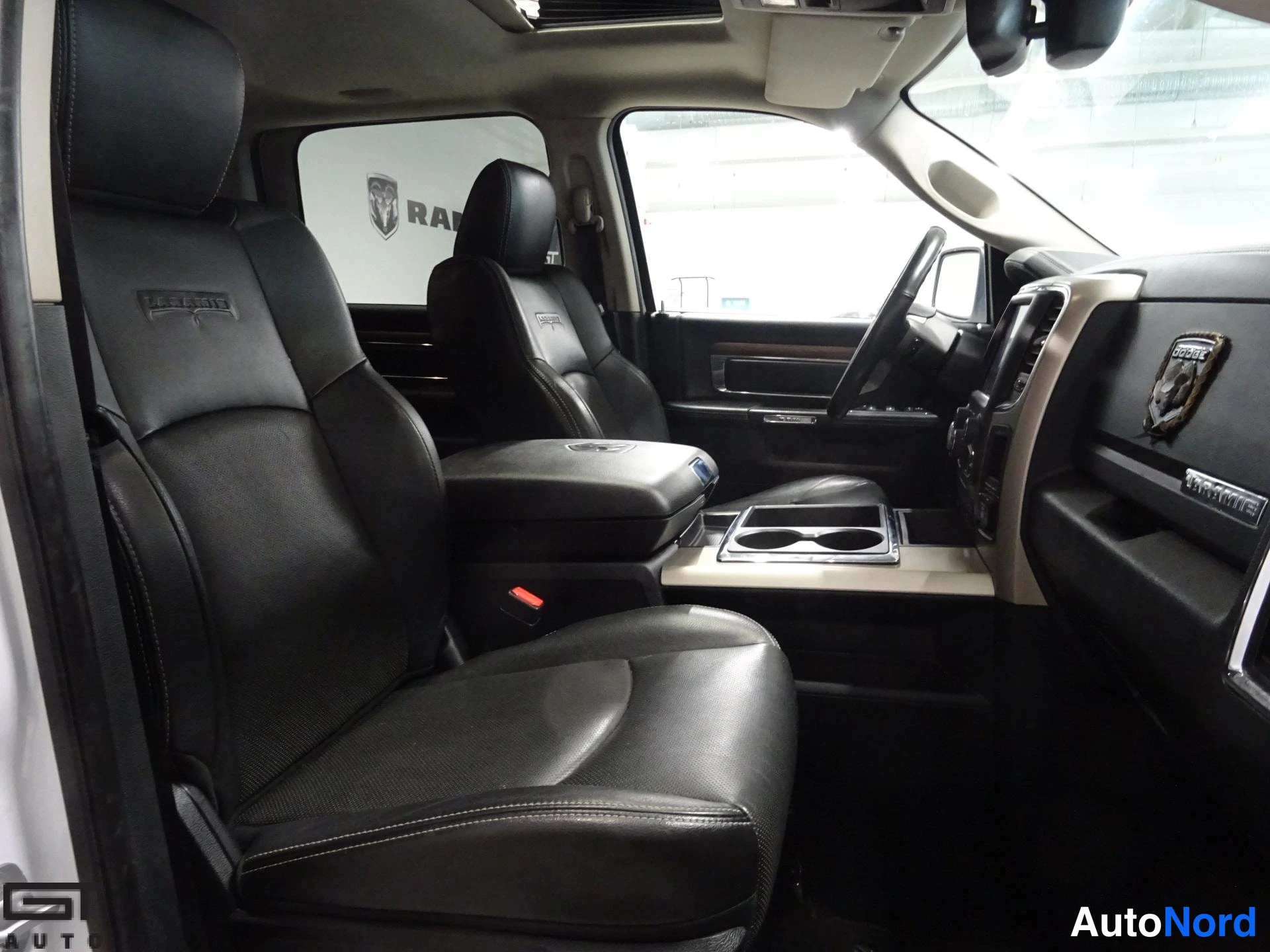 Valkoinen Dodge Ram 2014, ohjaamo, kuva 14