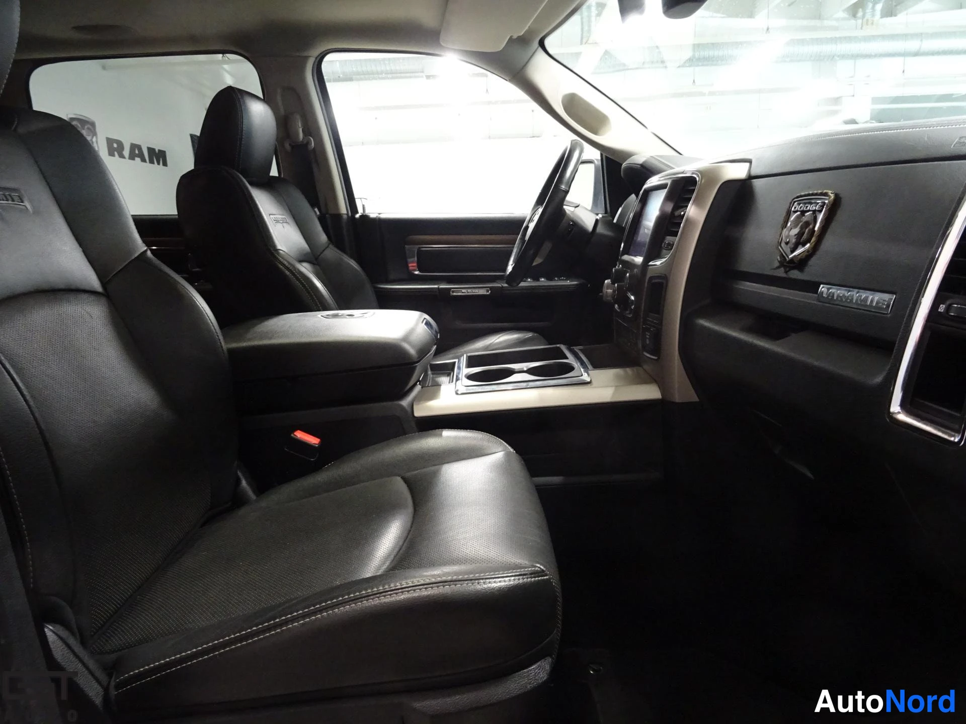 Valkoinen Dodge Ram 2014, ohjaamo, kuva 15