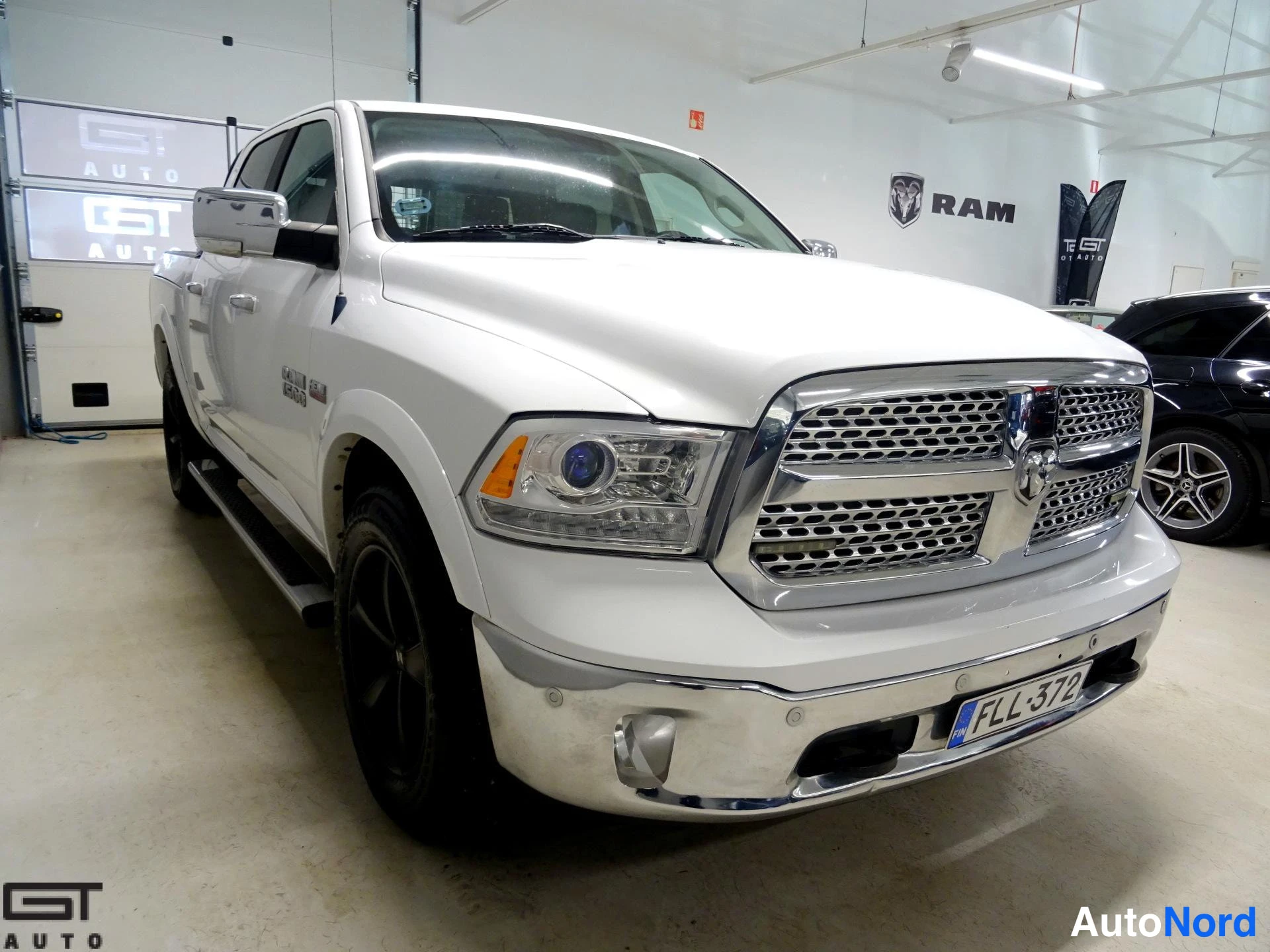Valkoinen Dodge Ram 2014, etuviisto, keula oikealle, kuva 3