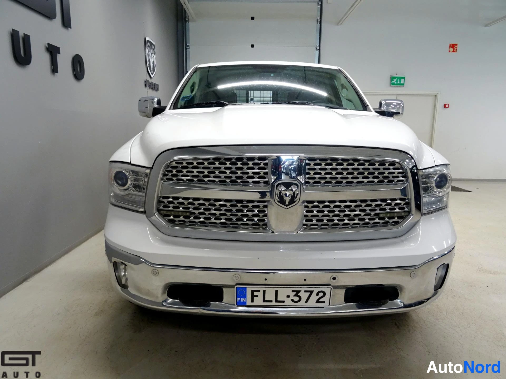 Valkoinen Dodge Ram 2014, edestä, kuva 4