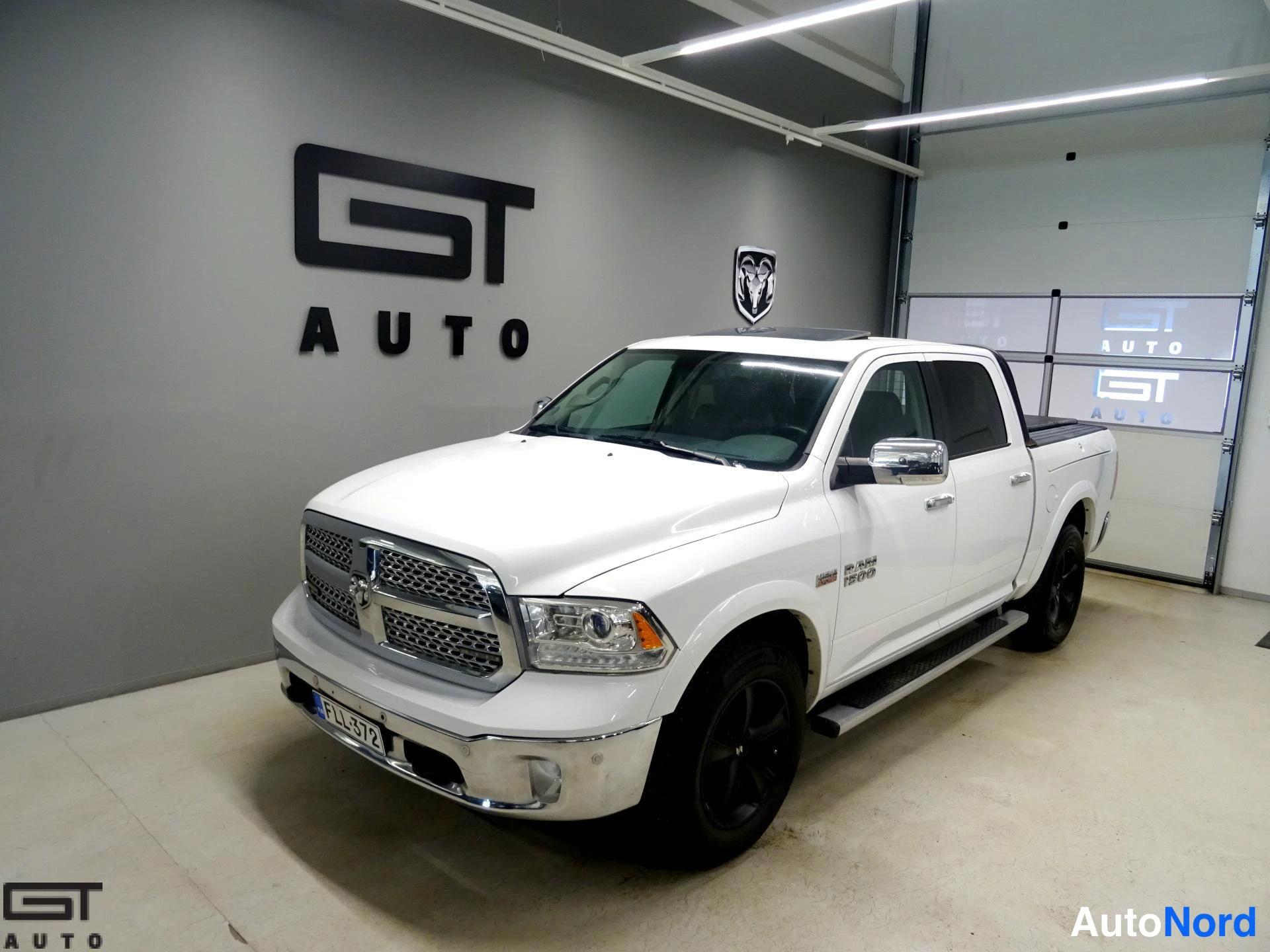 Valkoinen Dodge Ram 2014, etuviisto, keula vasemmalle, kuva 2