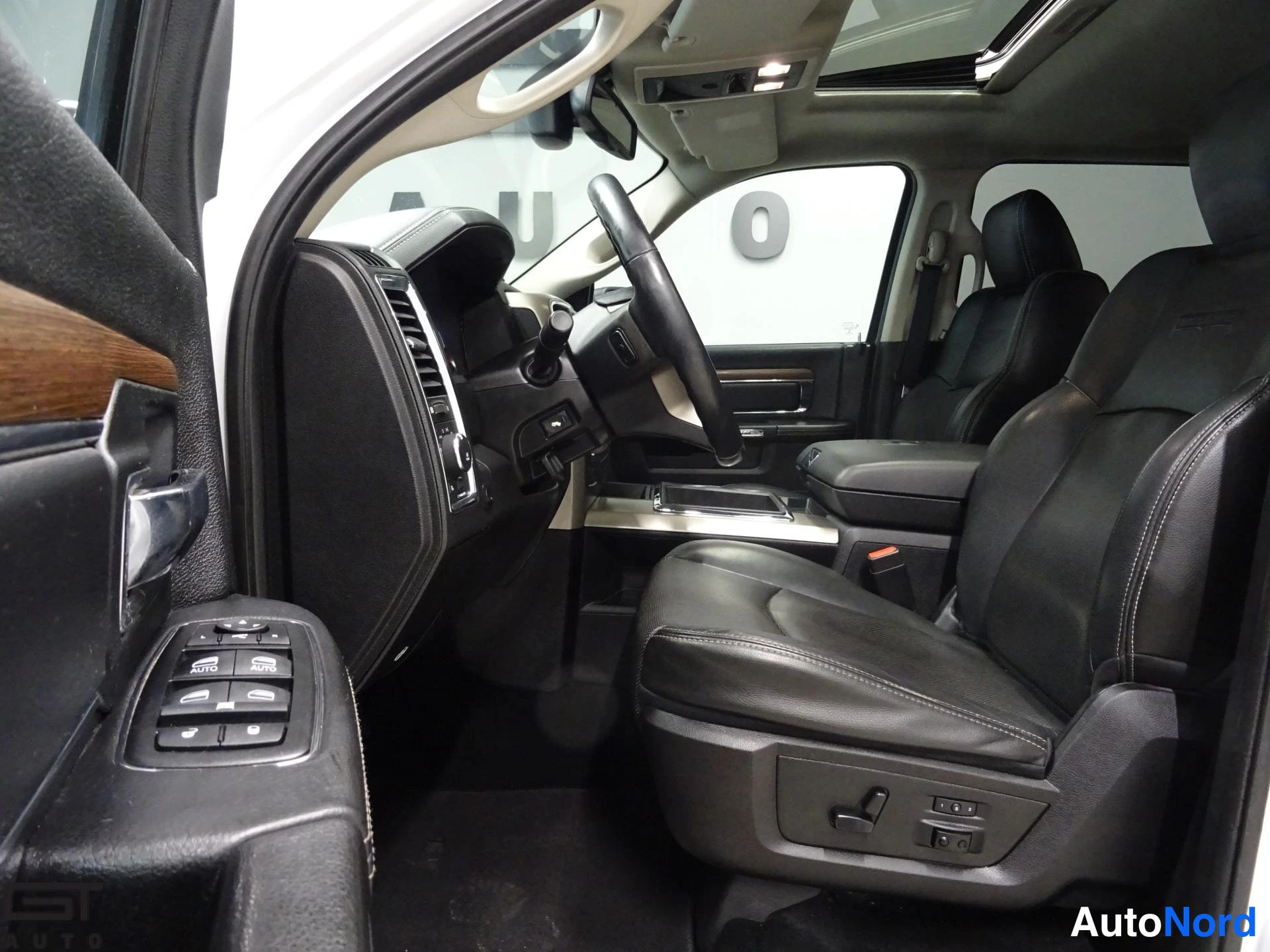 Valkoinen Dodge Ram 2014, etuistuimet, kuva 17