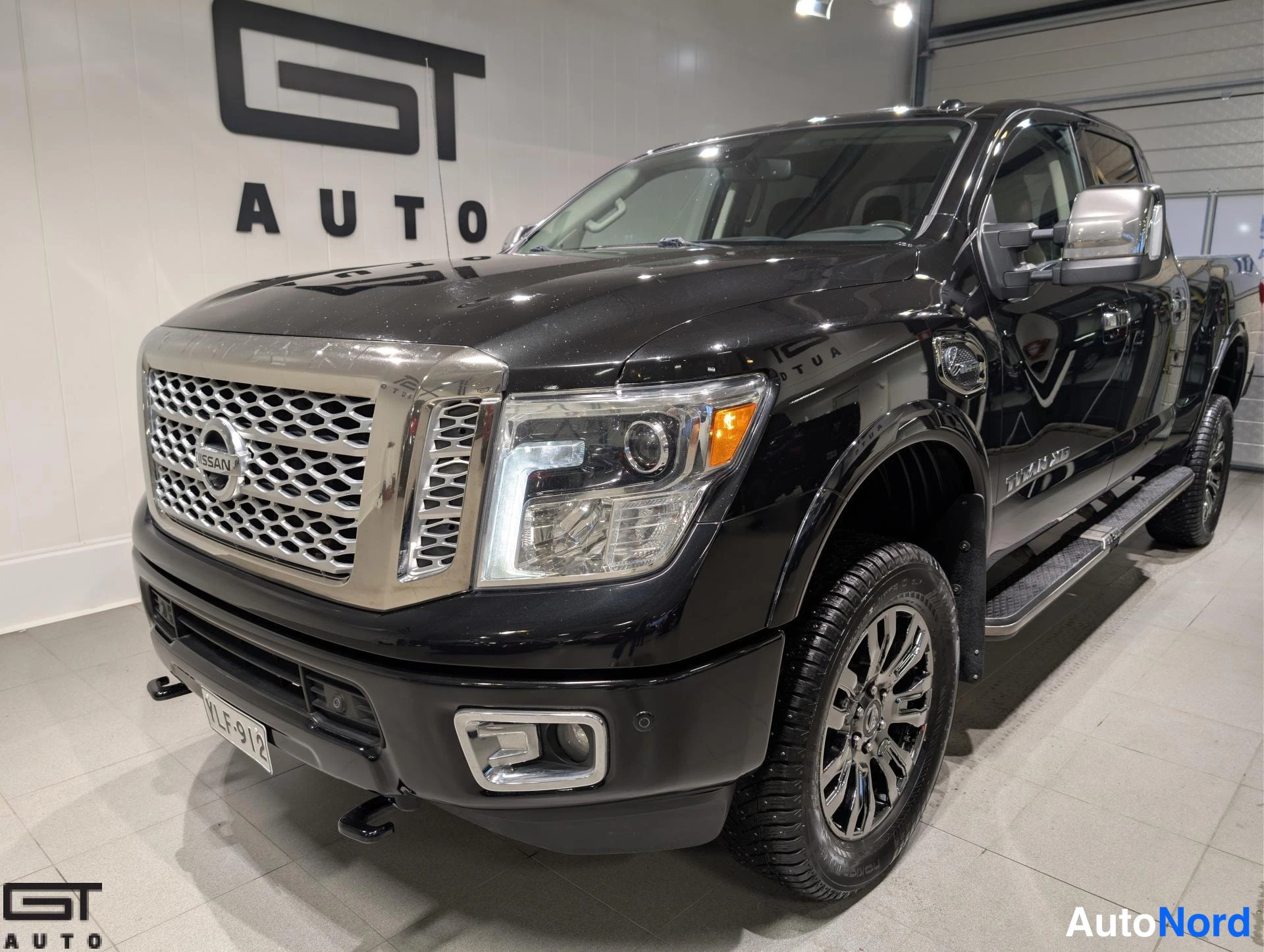 Musta Nissan Titan 2016, etuviisto, keula vasemmalle, kuva 2