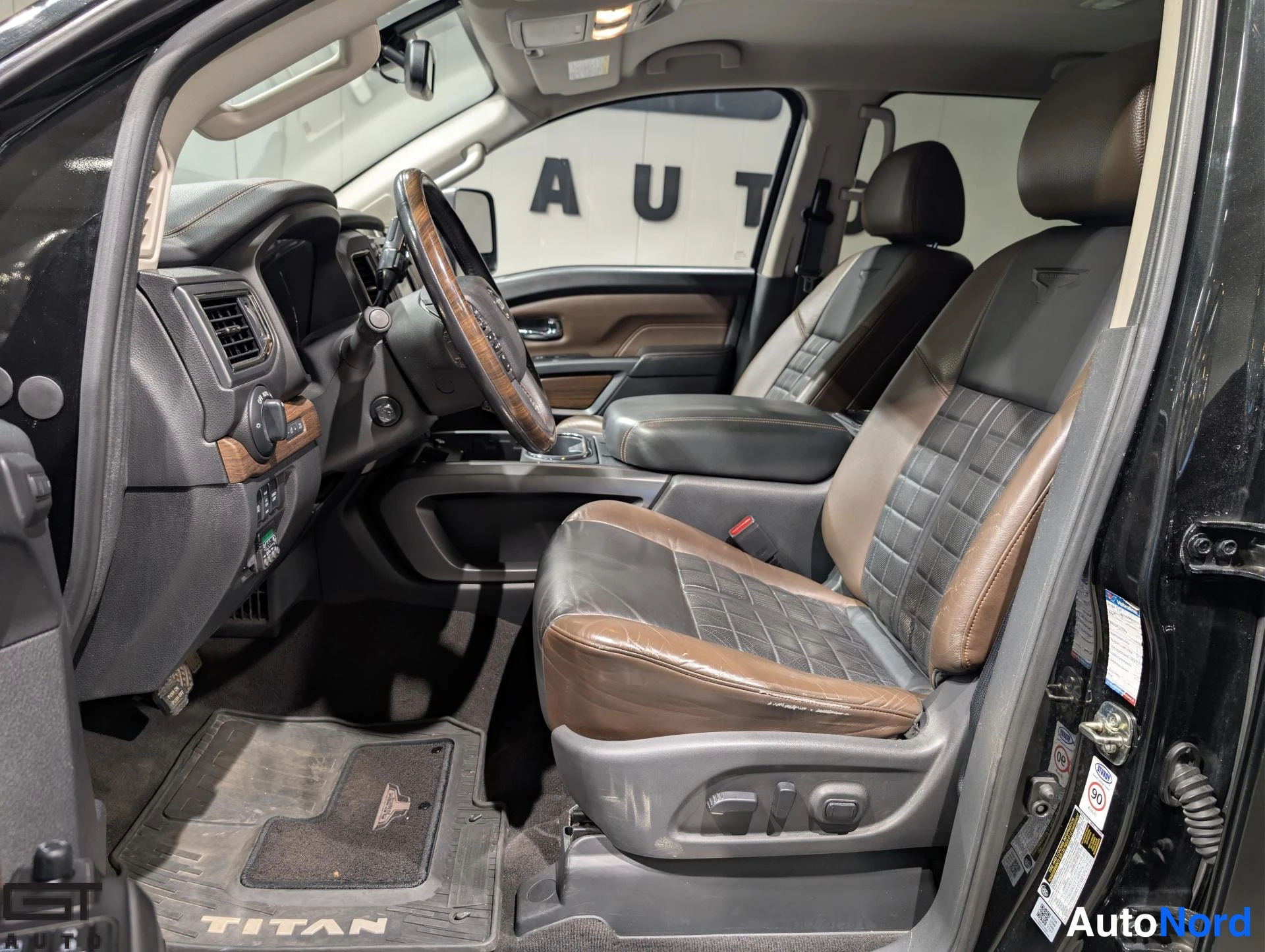 Musta Nissan Titan 2016, ohjaamo, kuva 11