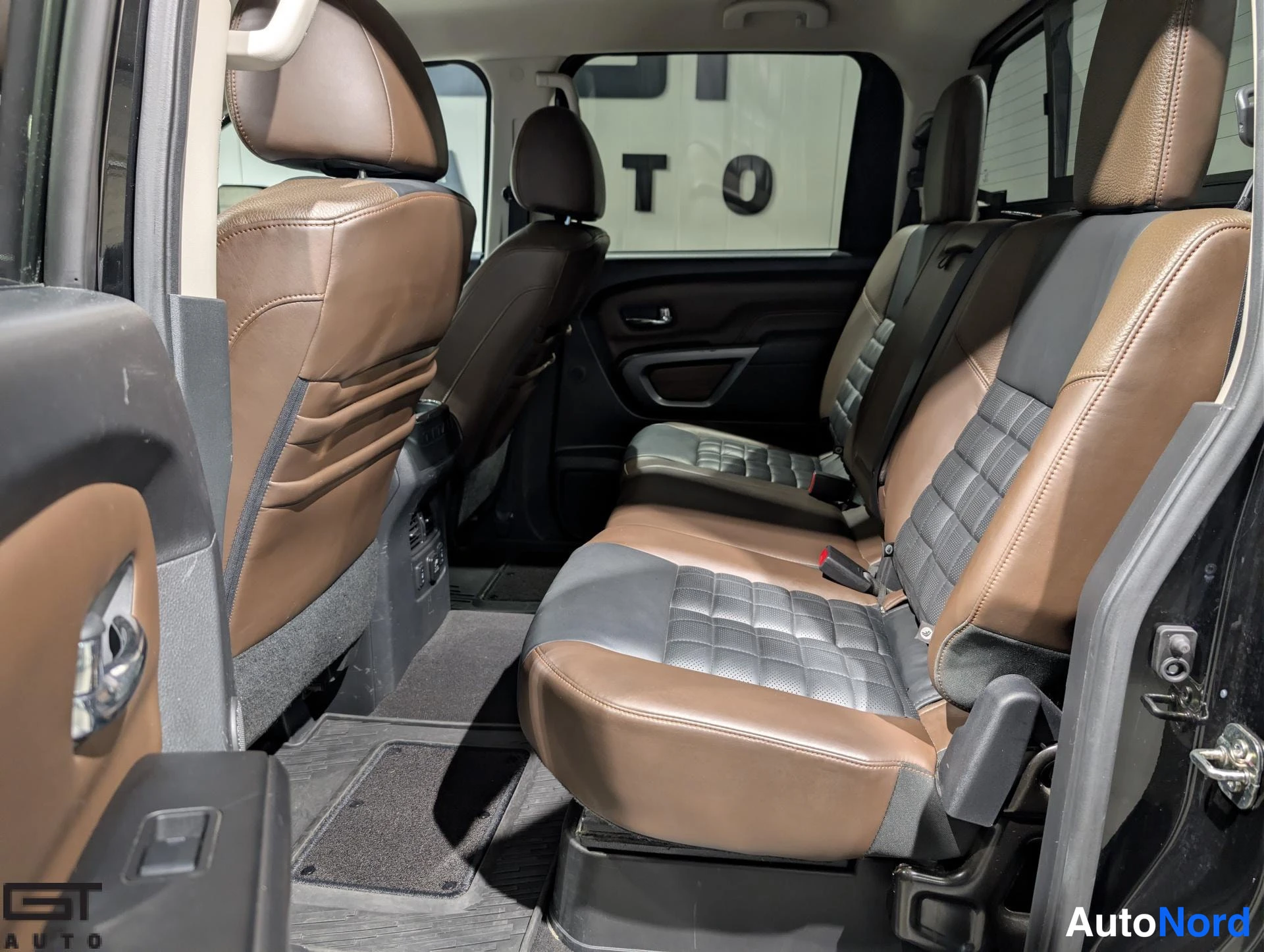 Musta Nissan Titan 2016, takaistuimet, kuva 16