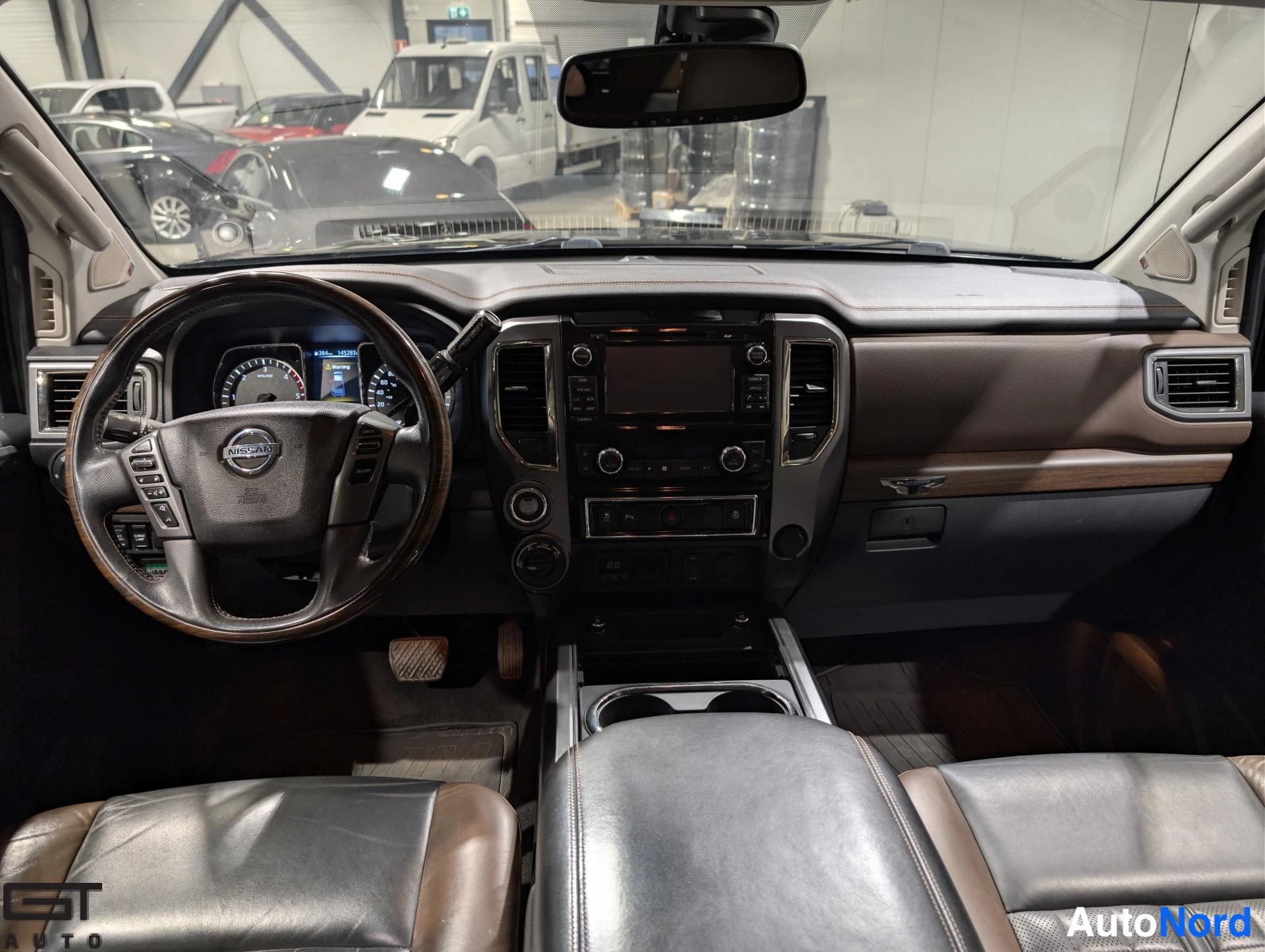 Musta Nissan Titan 2016, ohjaamo, kuva 12