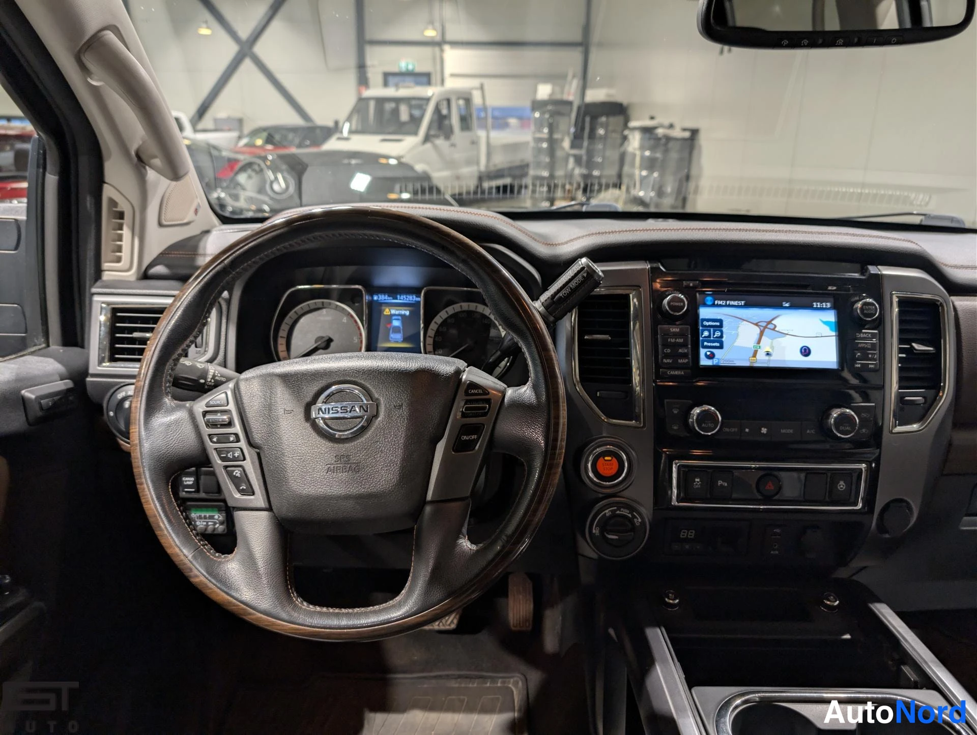 Musta Nissan Titan 2016, ohjaamo, kuva 13