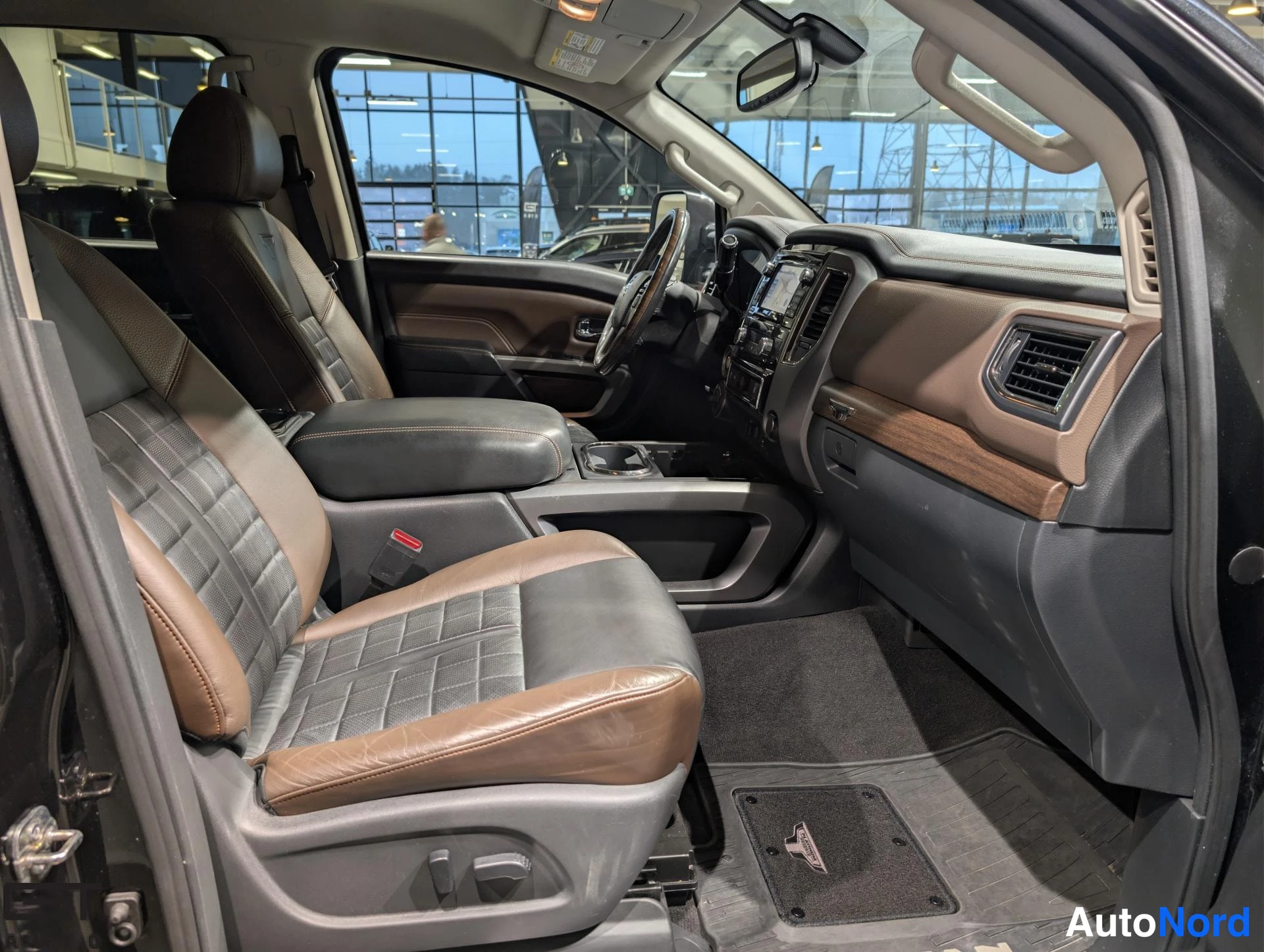 Musta Nissan Titan 2016, ohjaamo, kuva 10