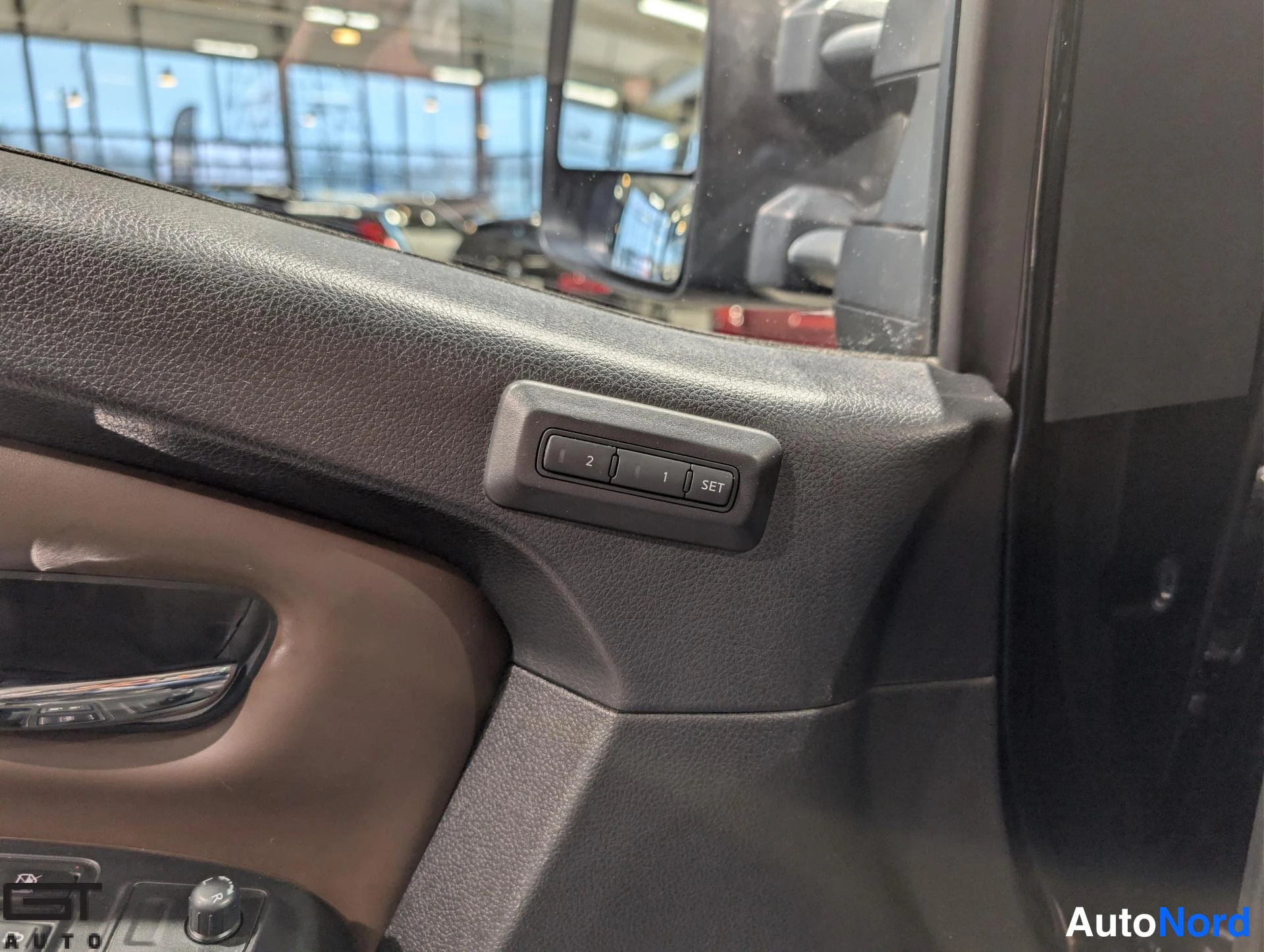 Musta Nissan Titan 2016, yksityiskohta, kuva 23