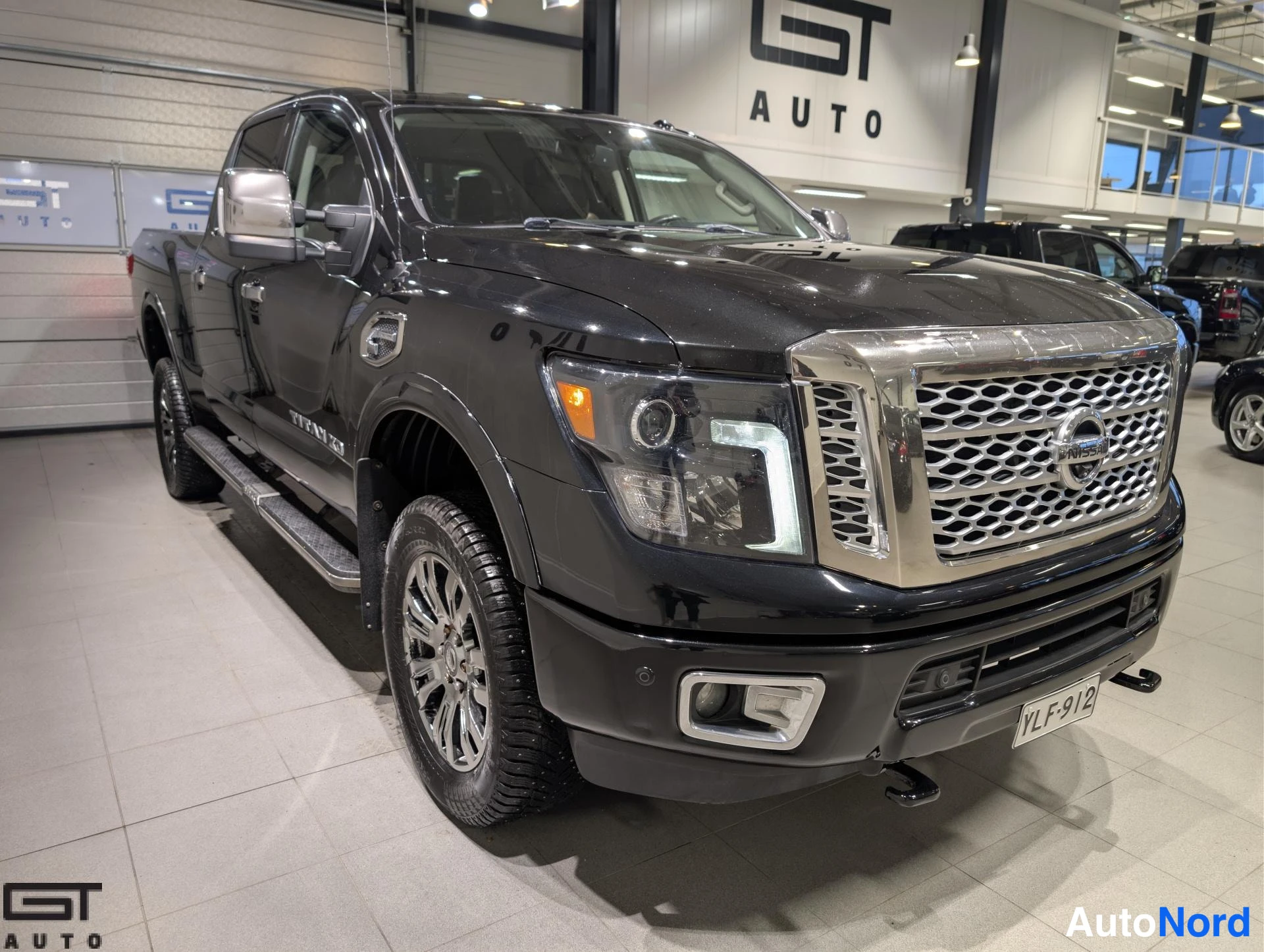 Musta Nissan Titan 2016, etuviisto, keula oikealle, kuva 3