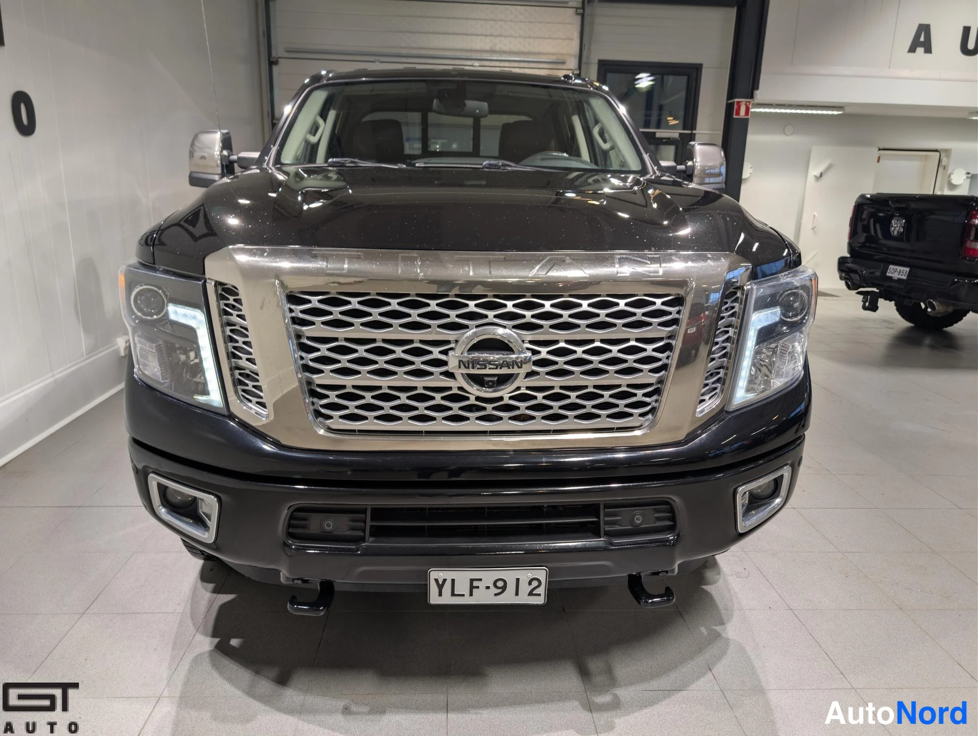 Musta Nissan Titan 2016, edestä, kuva 4