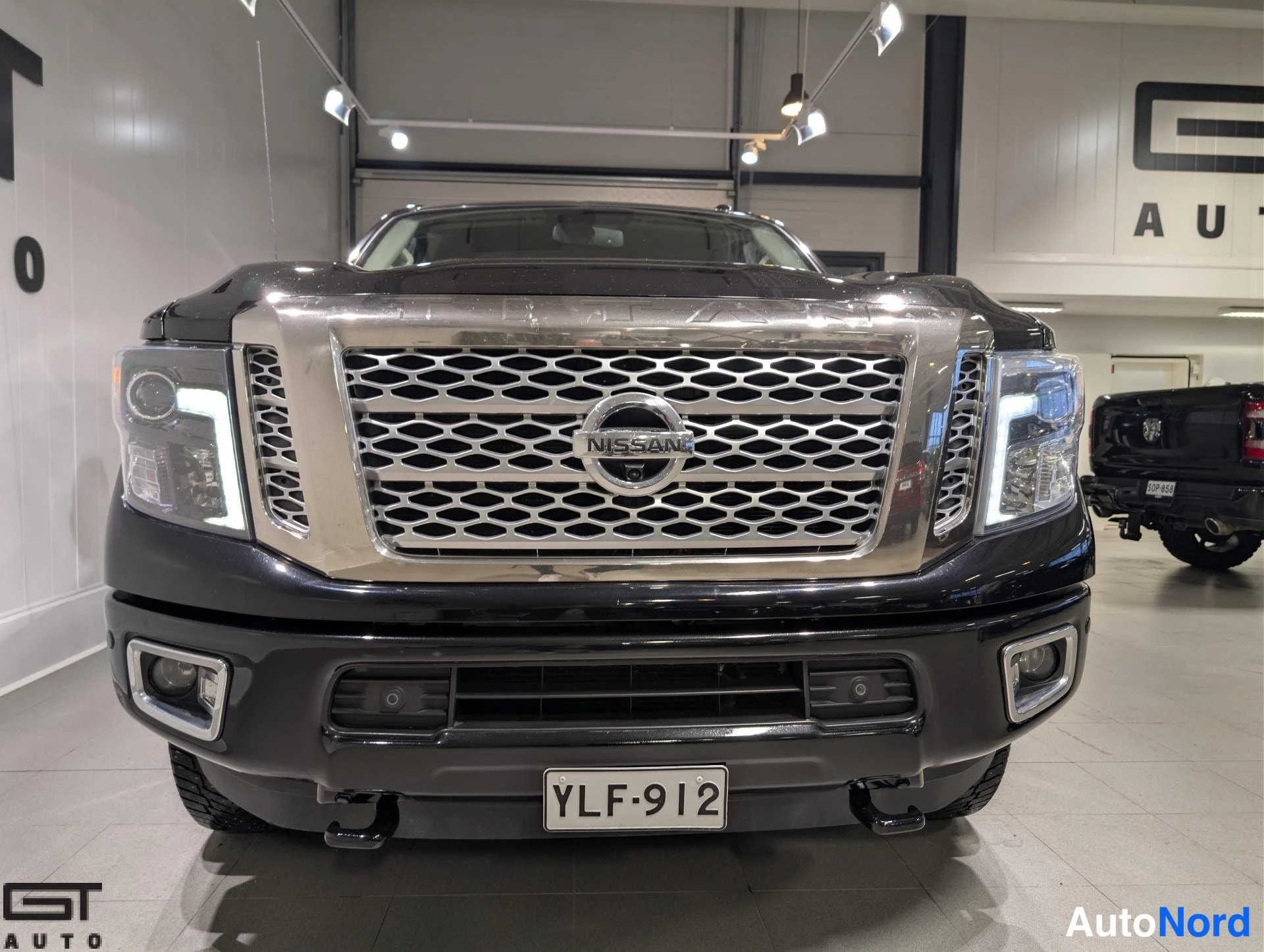 Musta Nissan Titan 2016, edestä, kuva 5