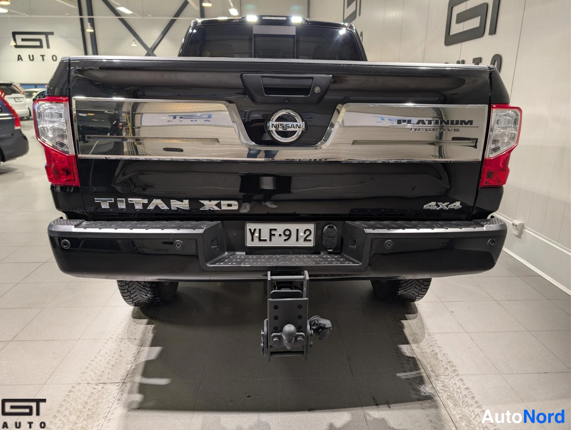Musta Nissan Titan 2016, takaa, kuva 9