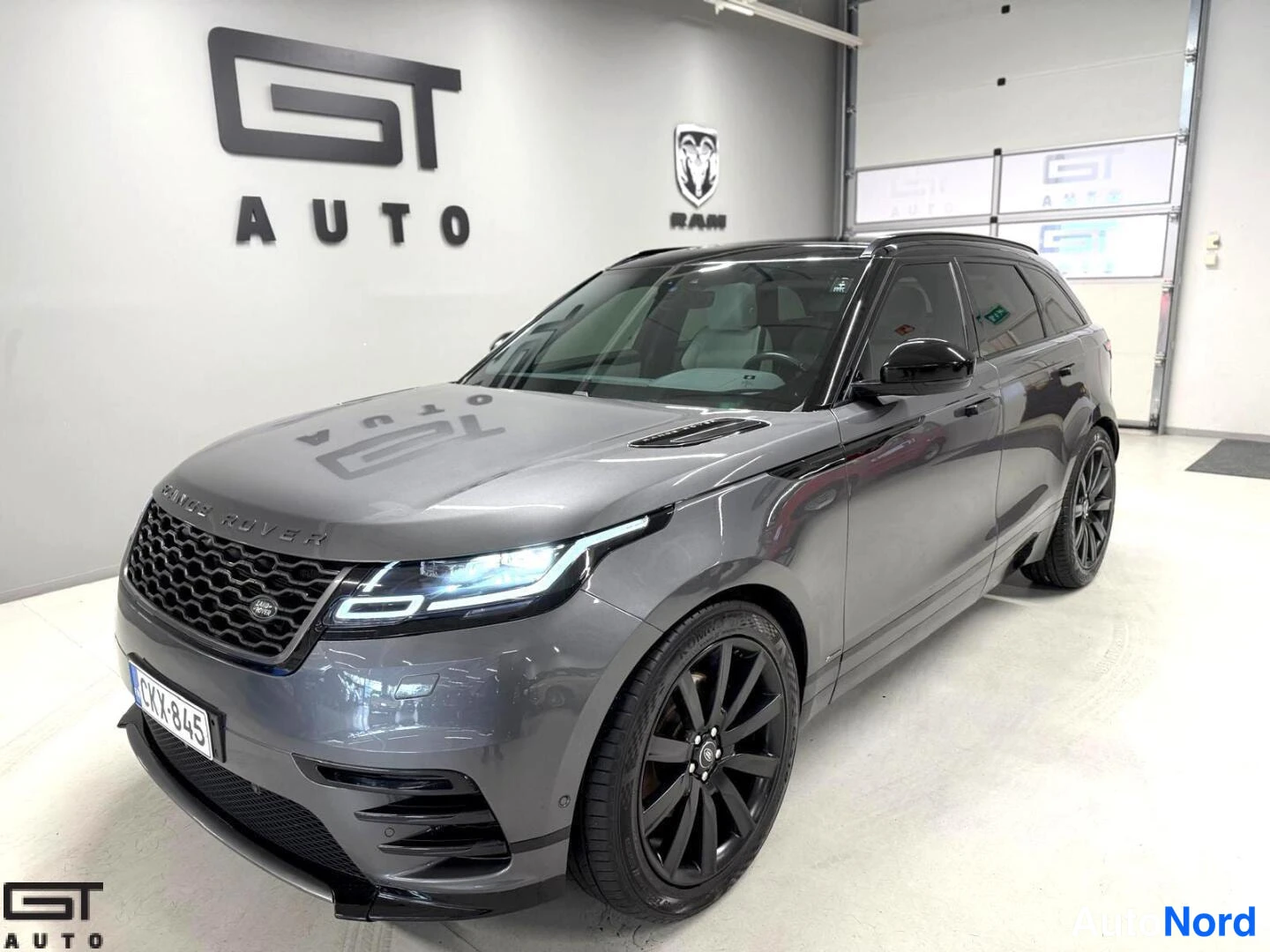 Grey Land Rover Range Rover Velar 2018, front three-quarter, nose to the left, photo 2