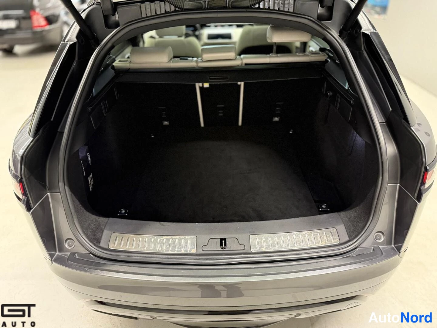 Grey Land Rover Range Rover Velar 2018, boot, photo 12