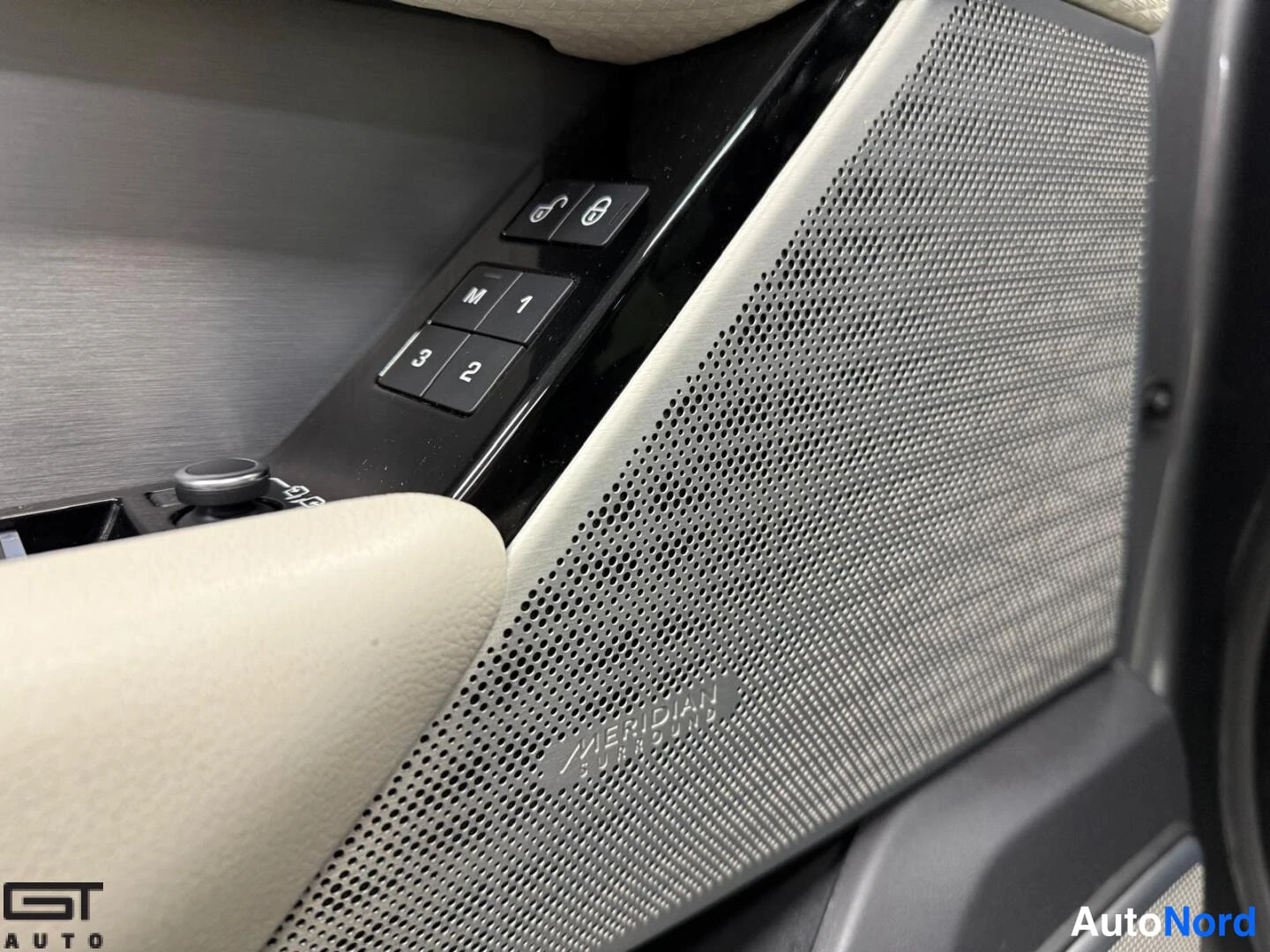 Grey Land Rover Range Rover Velar 2018, detail, photo 16