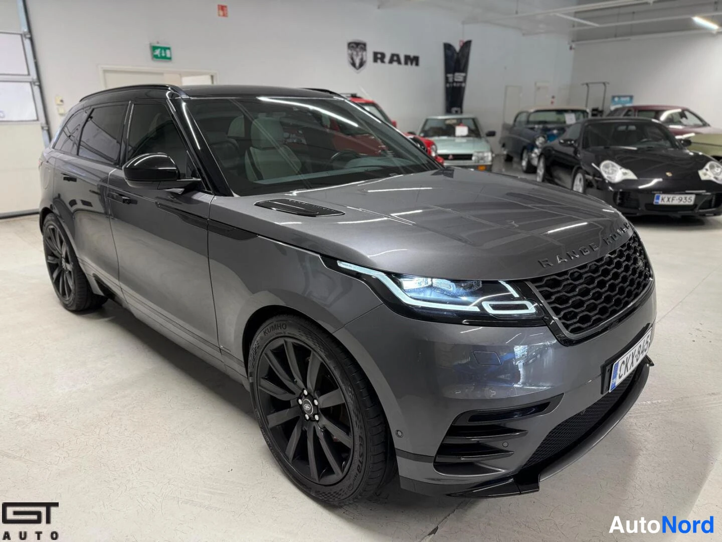 Grey Land Rover Range Rover Velar 2018, front three-quarter, nose to the right, photo 3