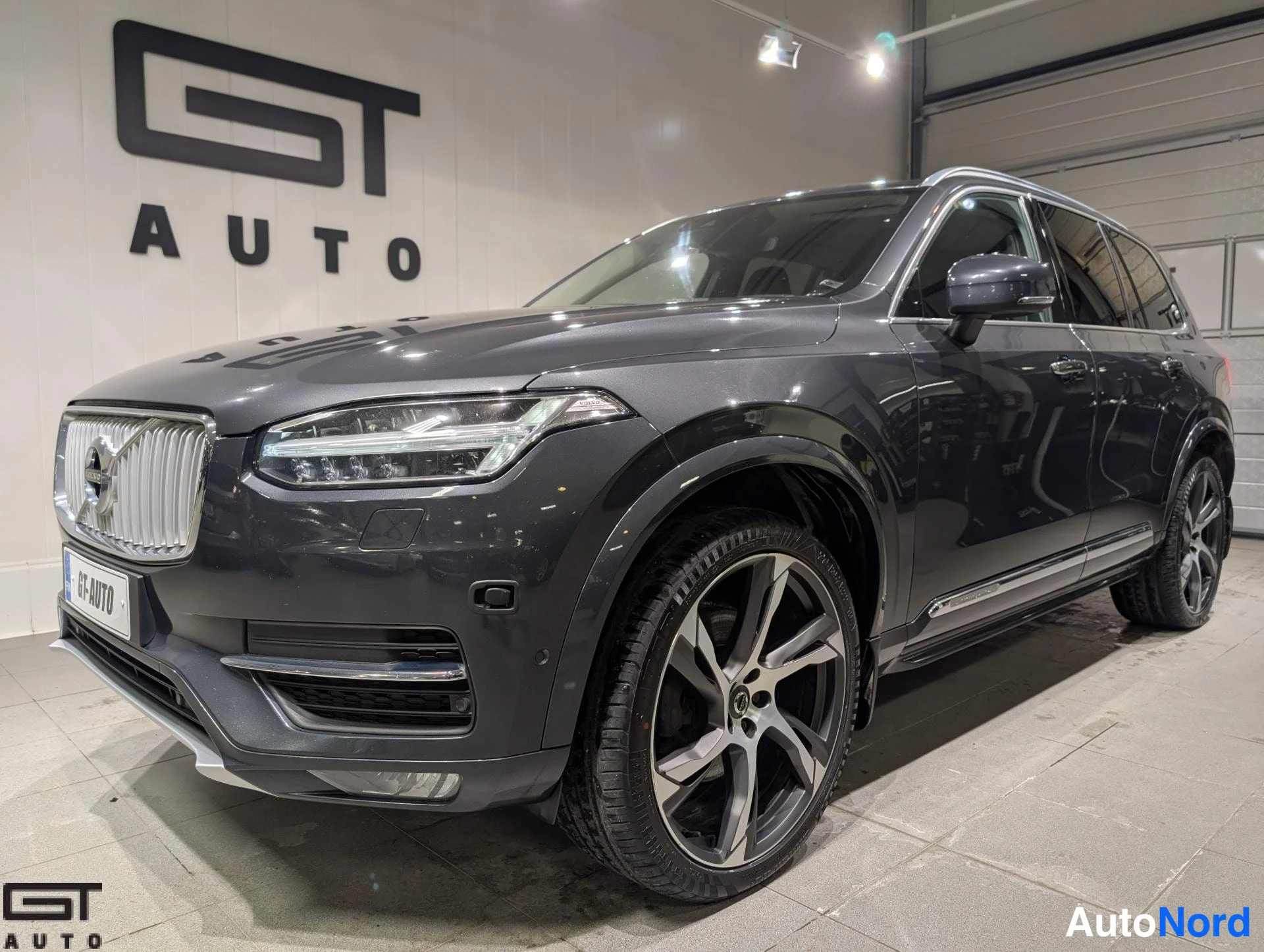 Harmaa Volvo XC90 2015, etuviisto, keula vasemmalle, kuva 2