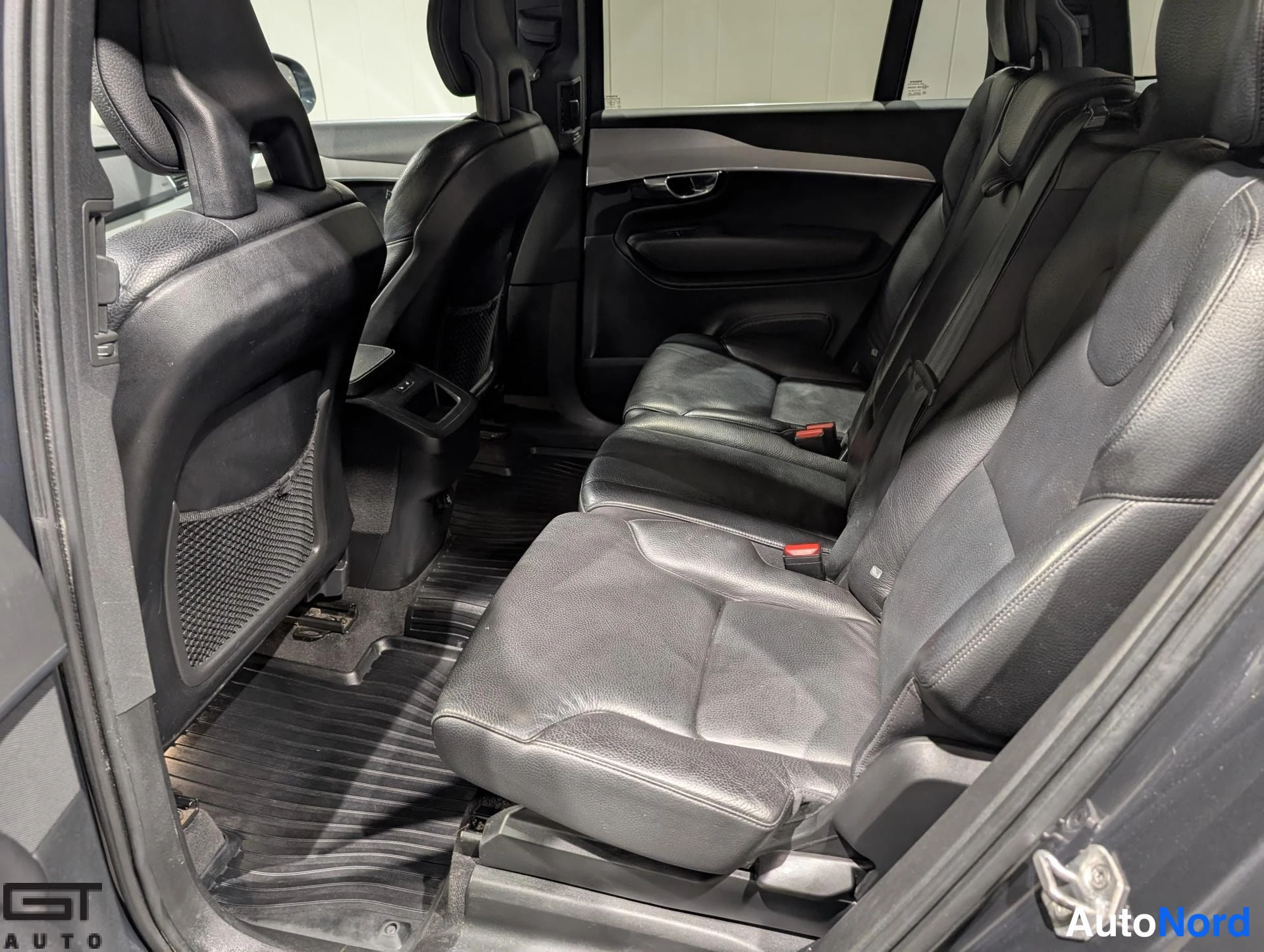 Harmaa Volvo XC90 2015, takaistuimet, kuva 15