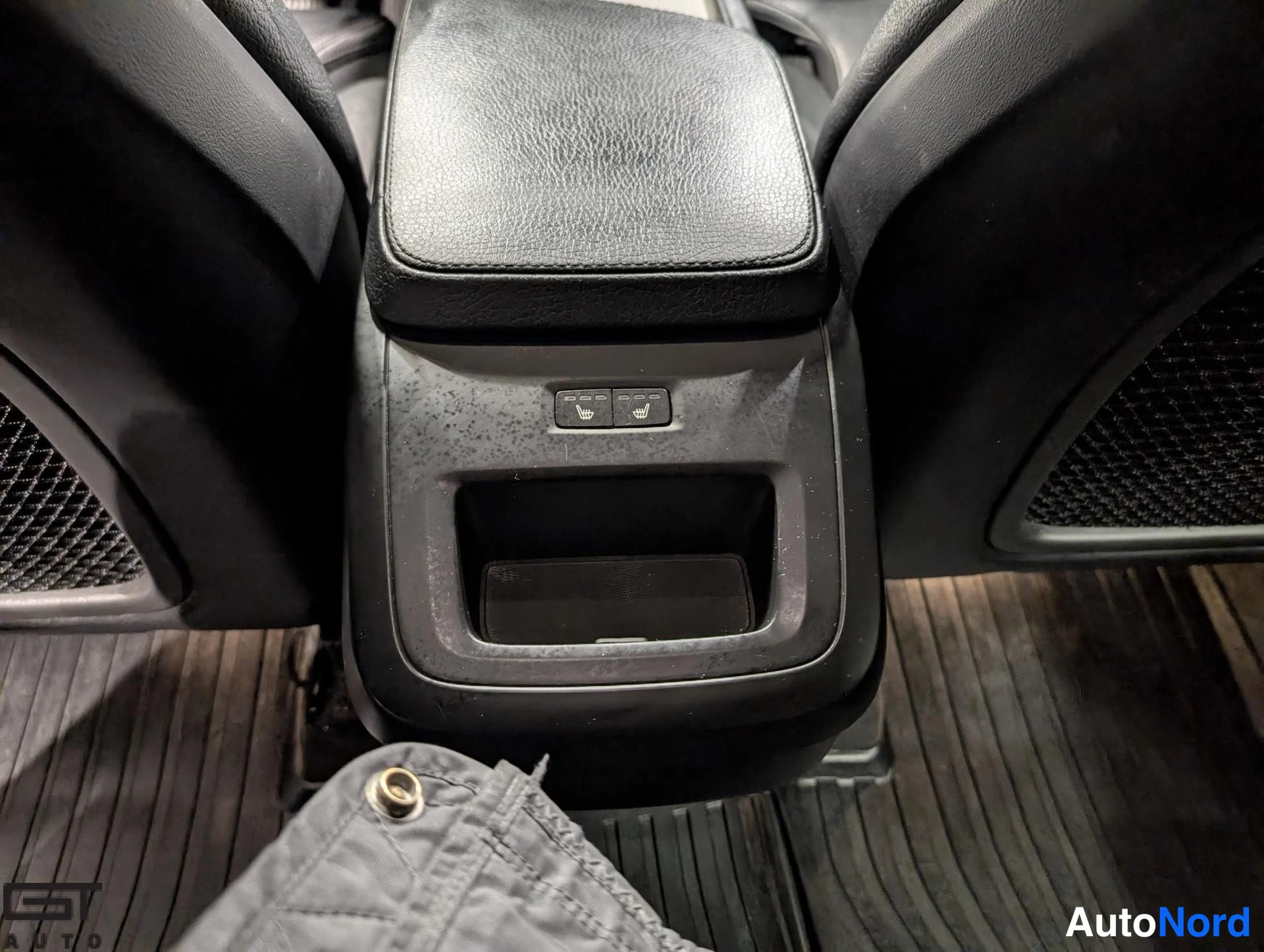 Harmaa Volvo XC90 2015, yksityiskohta, kuva 17