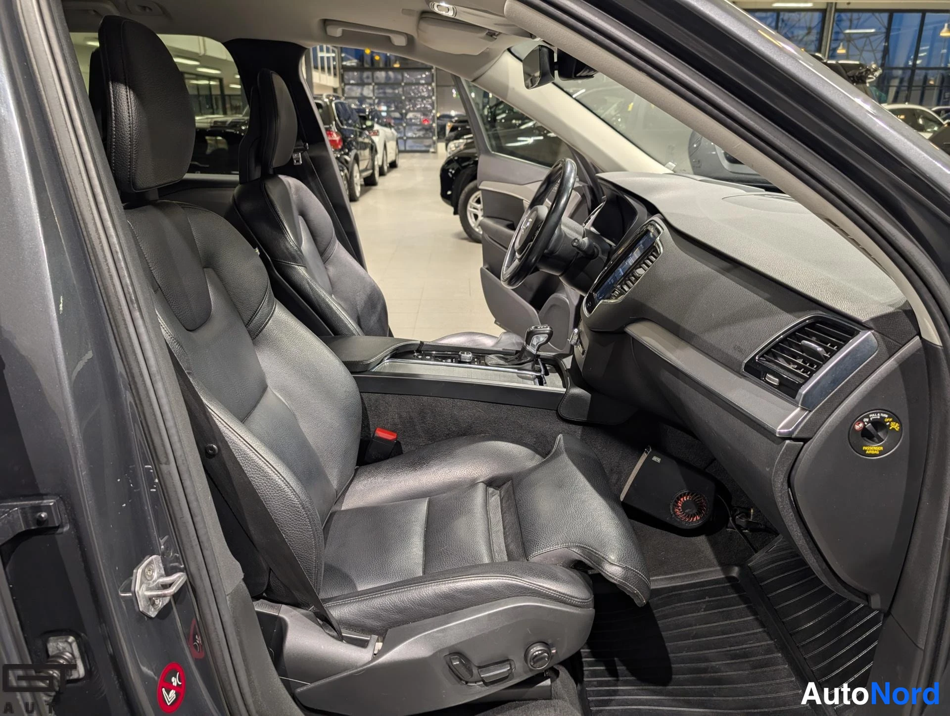 Harmaa Volvo XC90 2015, etuistuimet, kuva 14