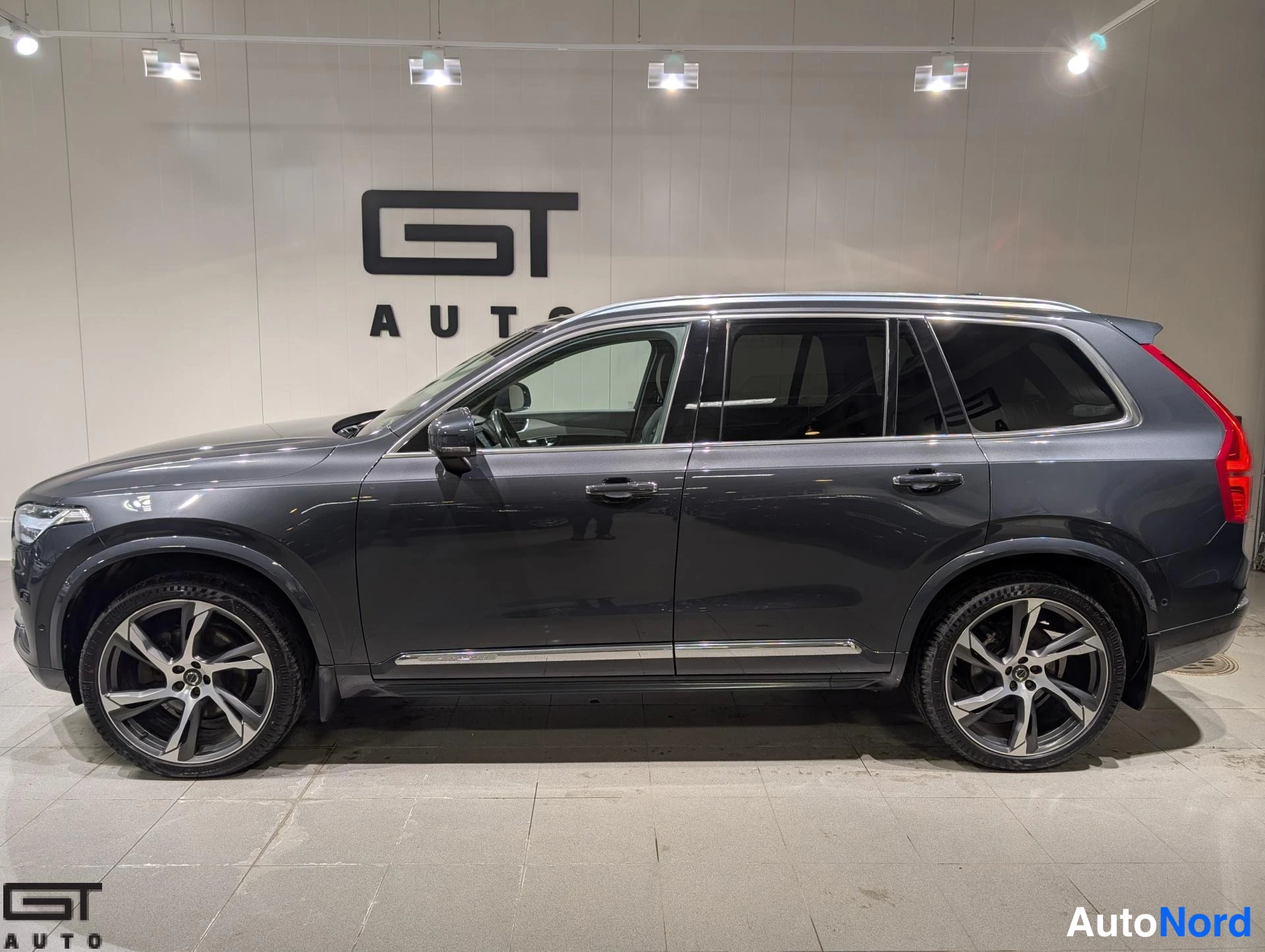 Harmaa Volvo XC90 2015, sivulta, kuva 6