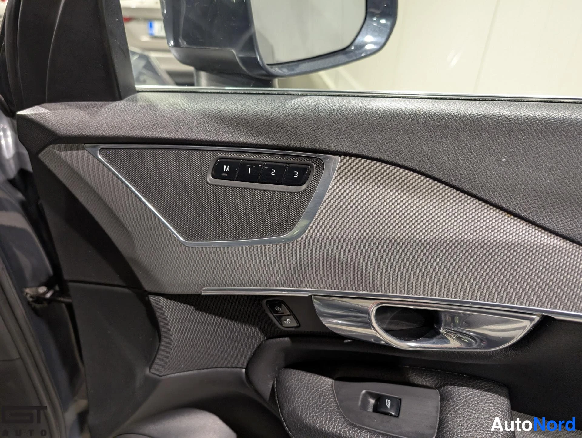 Harmaa Volvo XC90 2015, kuva 25