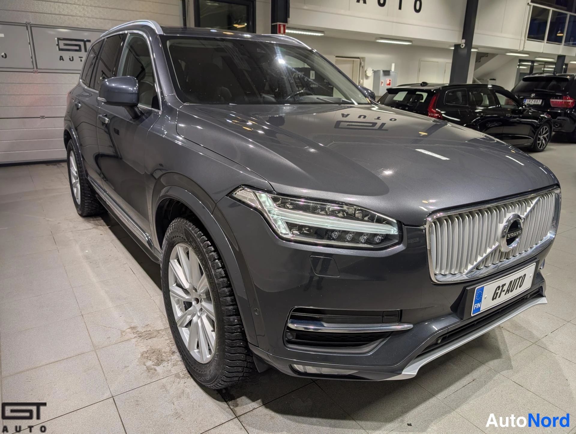 Harmaa Volvo XC90 2015, etuviisto, keula oikealle, kuva 3