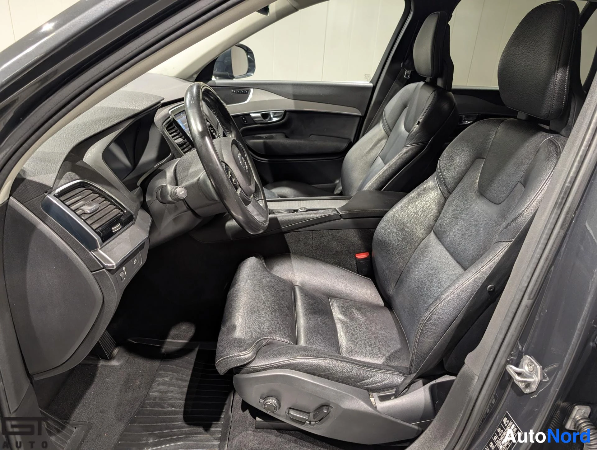 Harmaa Volvo XC90 2015, ohjaamo, kuva 10