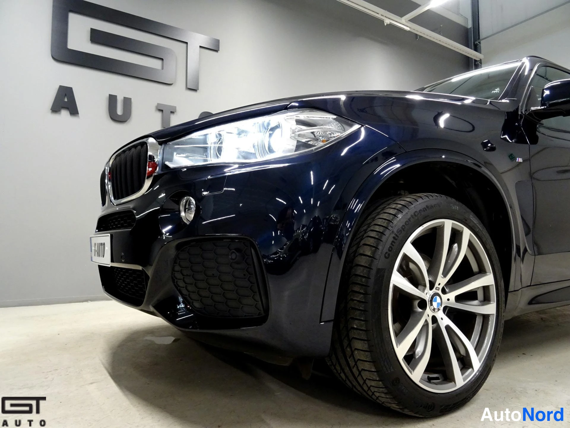 Black BMW X5 2014, front three-quarter, nose to the left, photo 3