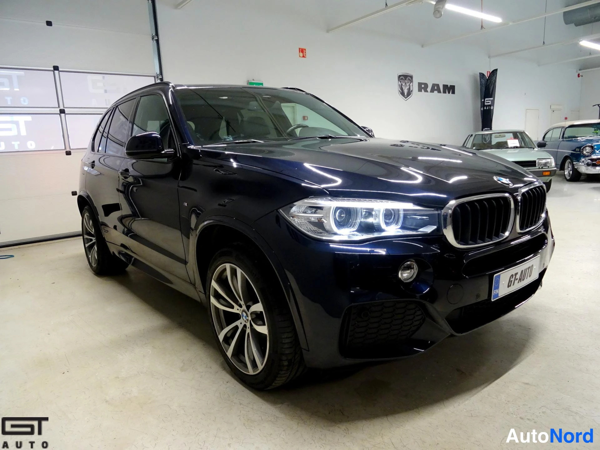 Black BMW X5 2014, front three-quarter, nose to the right, photo 4