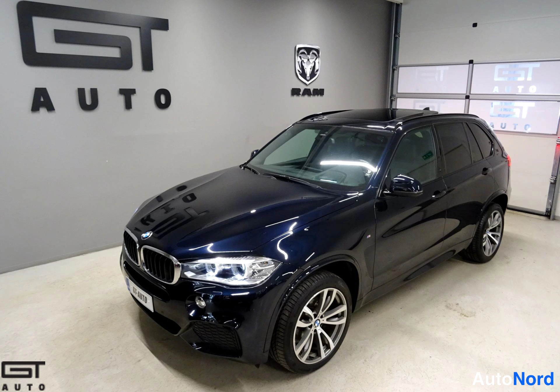 Black BMW X5 2014, front three-quarter, nose to the left, photo 2