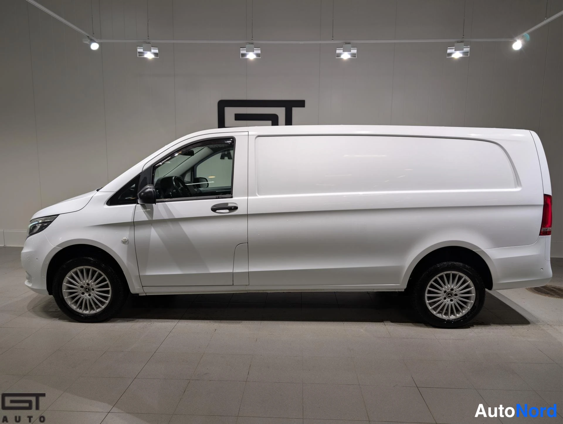 White Mercedes-Benz Vito 2020, front three-quarter, nose to the left, photo 3