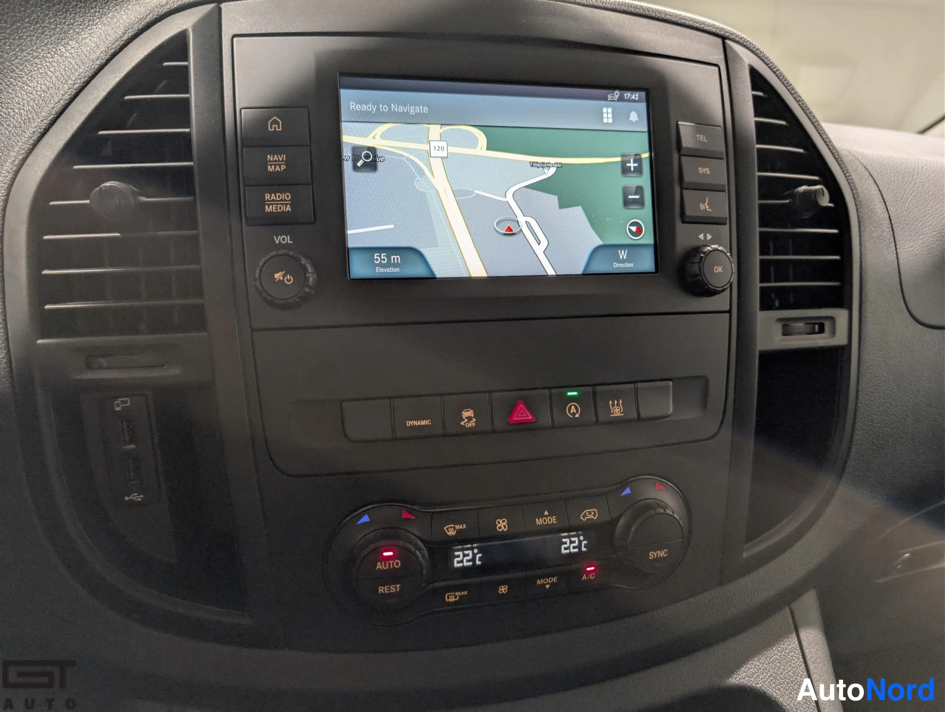 White Mercedes-Benz Vito 2020, detail, photo 17