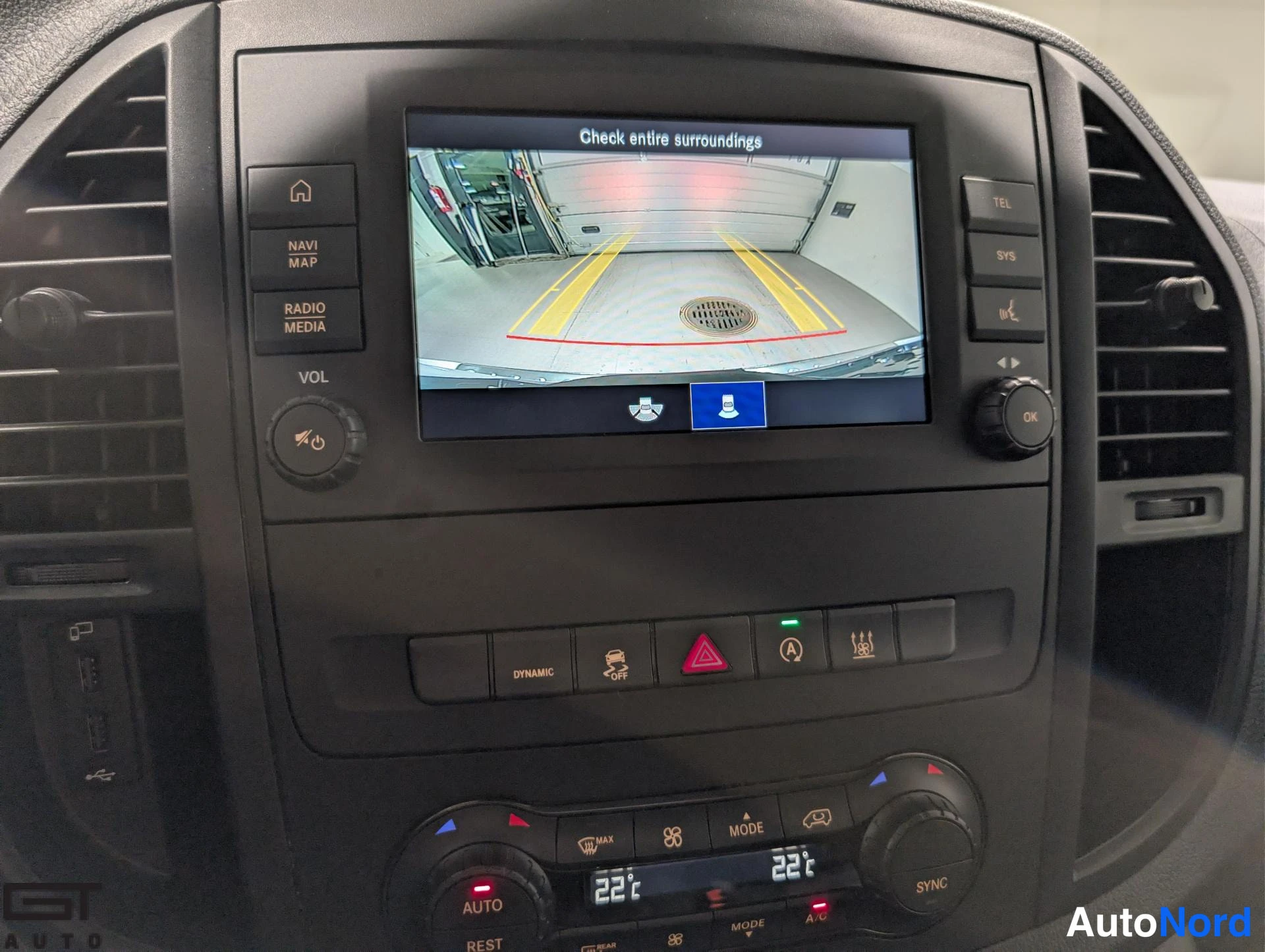 White Mercedes-Benz Vito 2020, detail, photo 18