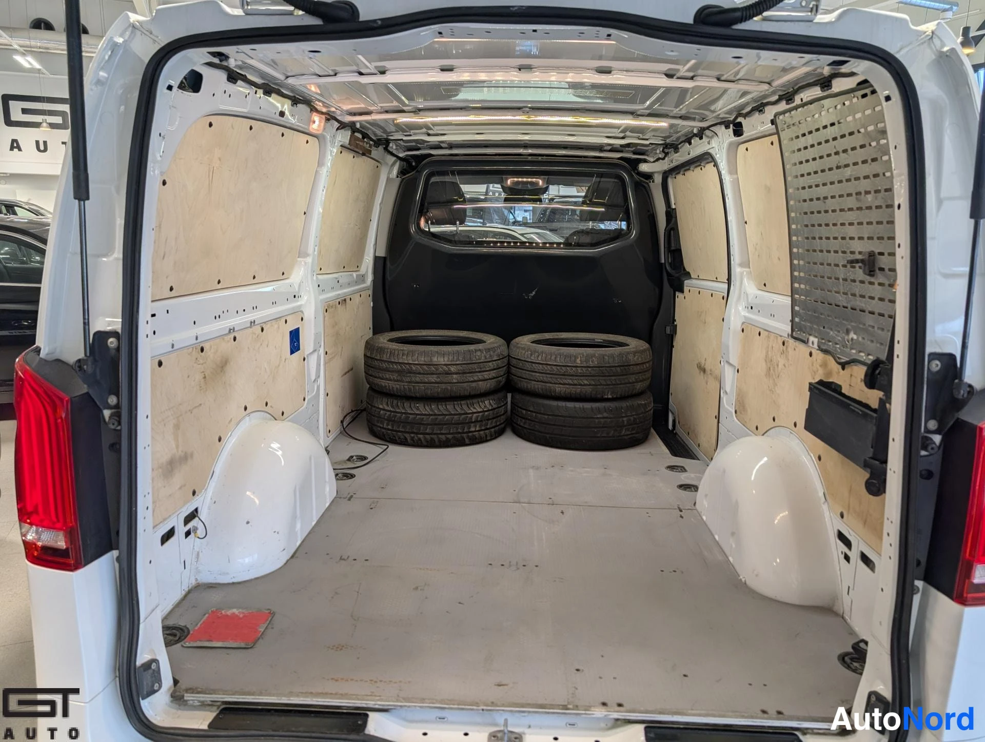 White Mercedes-Benz Vito 2020, boot, photo 11
