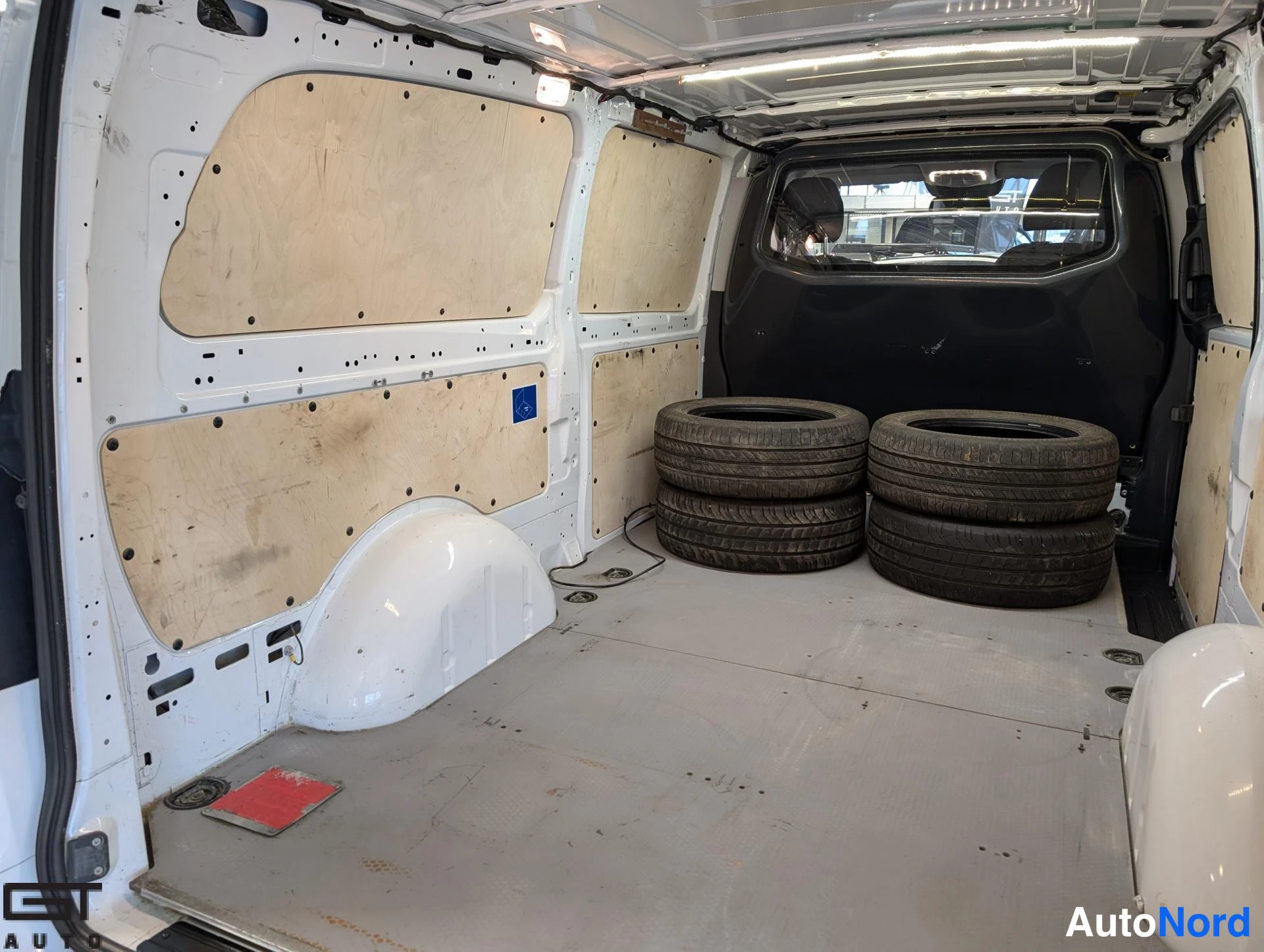 White Mercedes-Benz Vito 2020, boot, photo 12