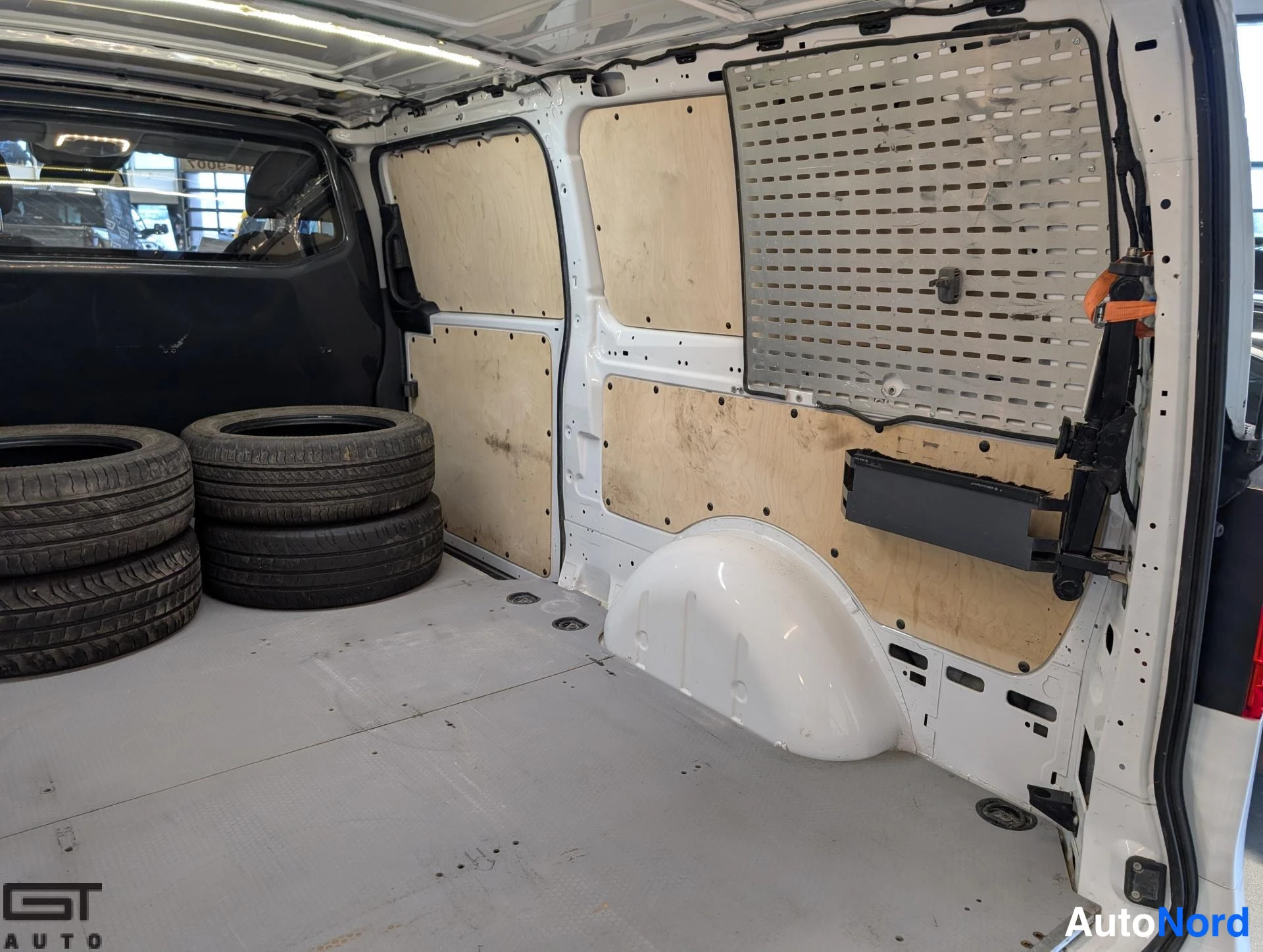 White Mercedes-Benz Vito 2020, boot, photo 13