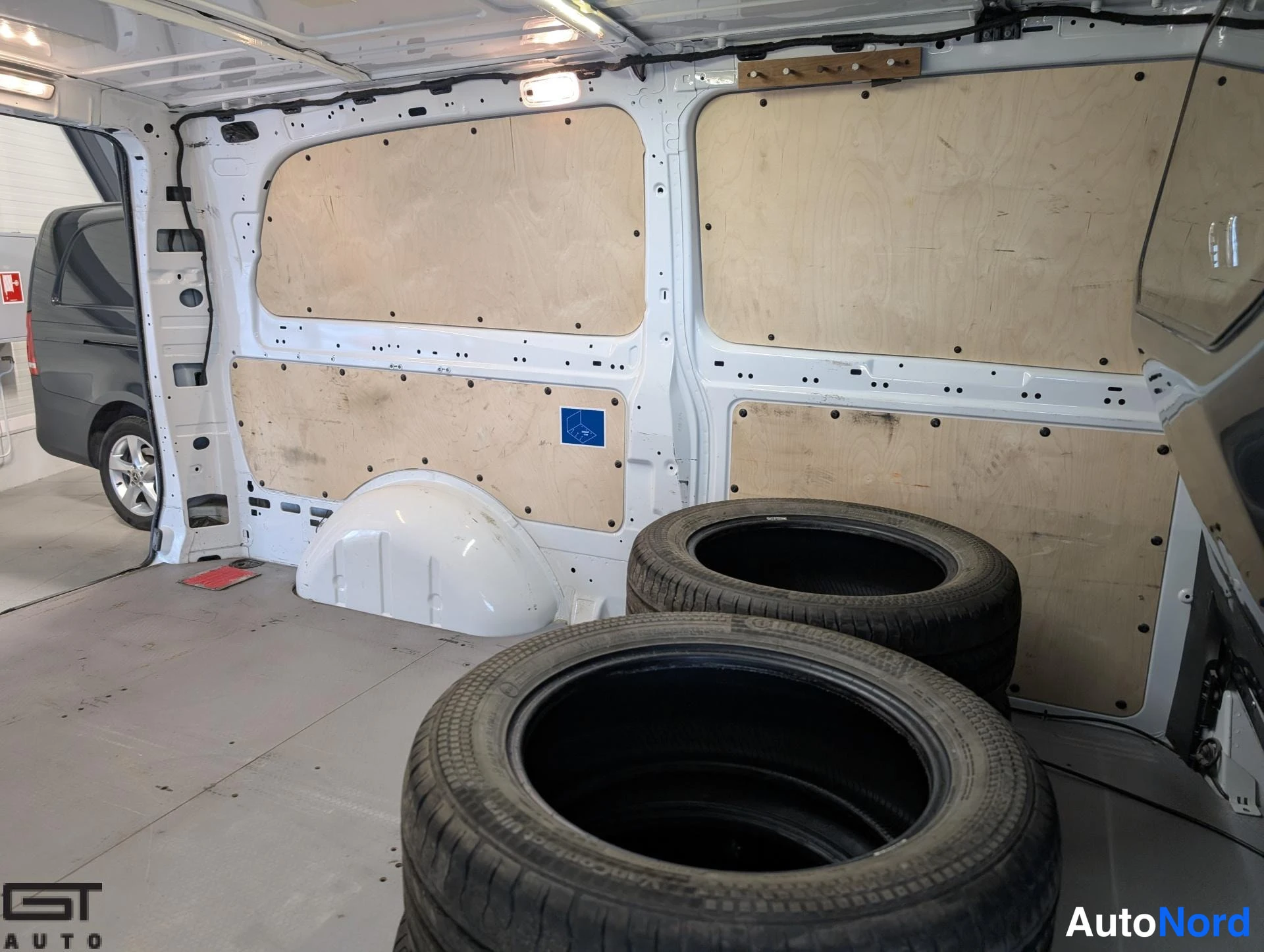 White Mercedes-Benz Vito 2020, boot, photo 14