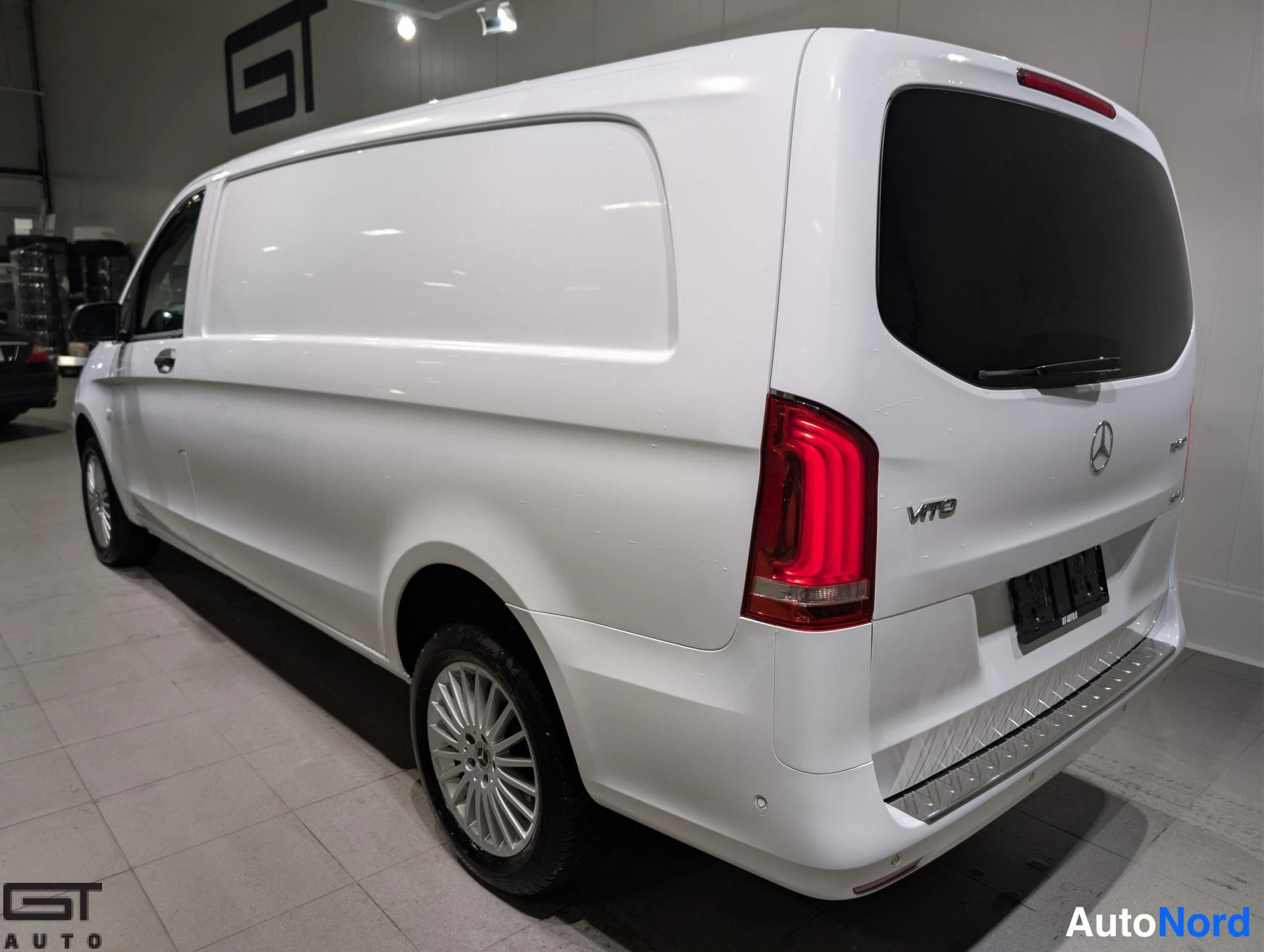 White Mercedes-Benz Vito 2020, rear three-quarter, photo 6