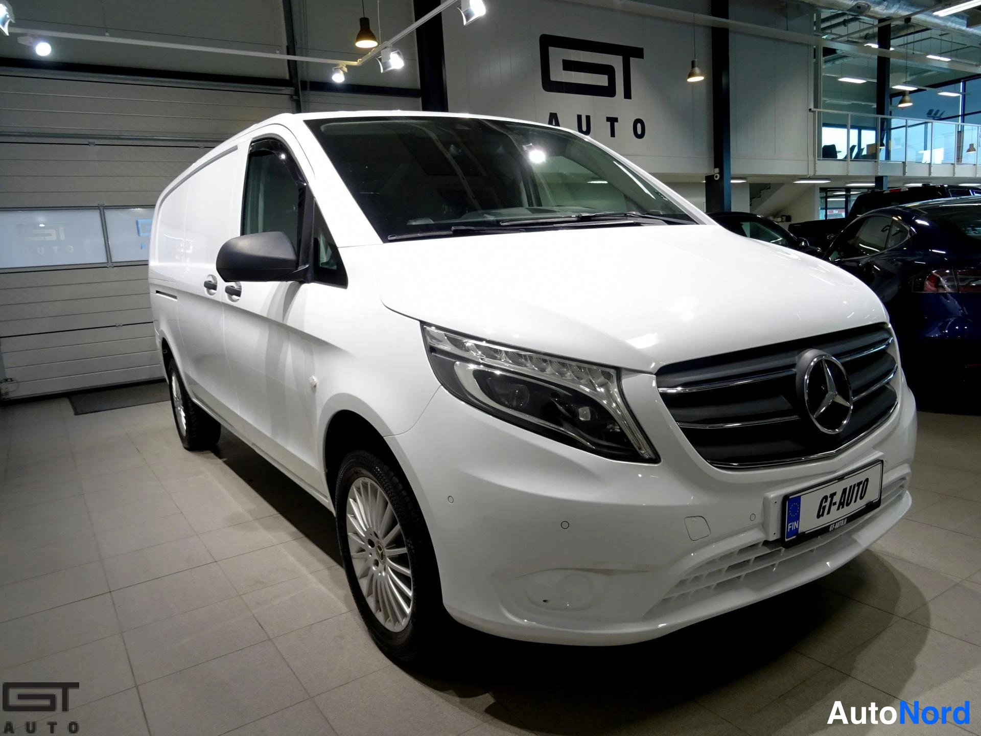 White Mercedes-Benz Vito 2020, front three-quarter, nose to the right, photo 4
