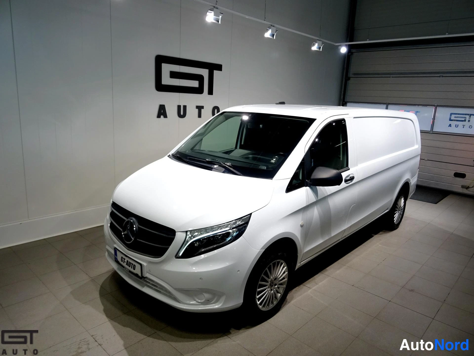 White Mercedes-Benz Vito 2020, front three-quarter, nose to the left, photo 2