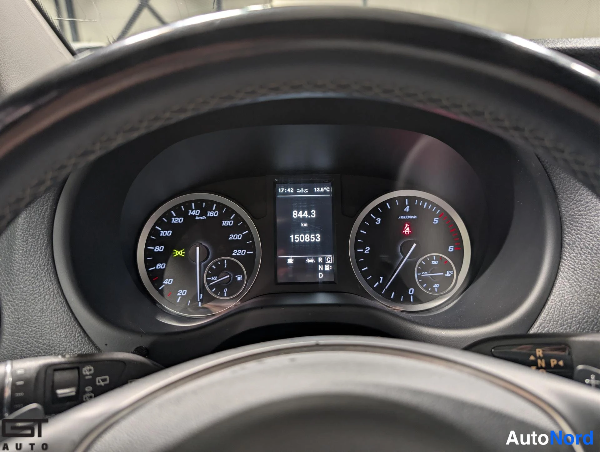 White Mercedes-Benz Vito 2020, detail, photo 16