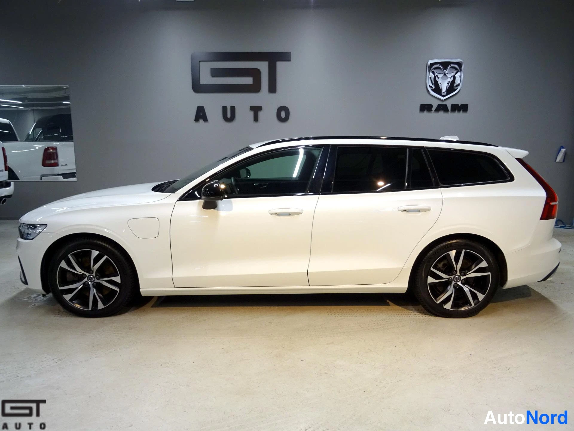 Valkoinen Volvo V60 2022, etuviisto, keula vasemmalle, kuva 2